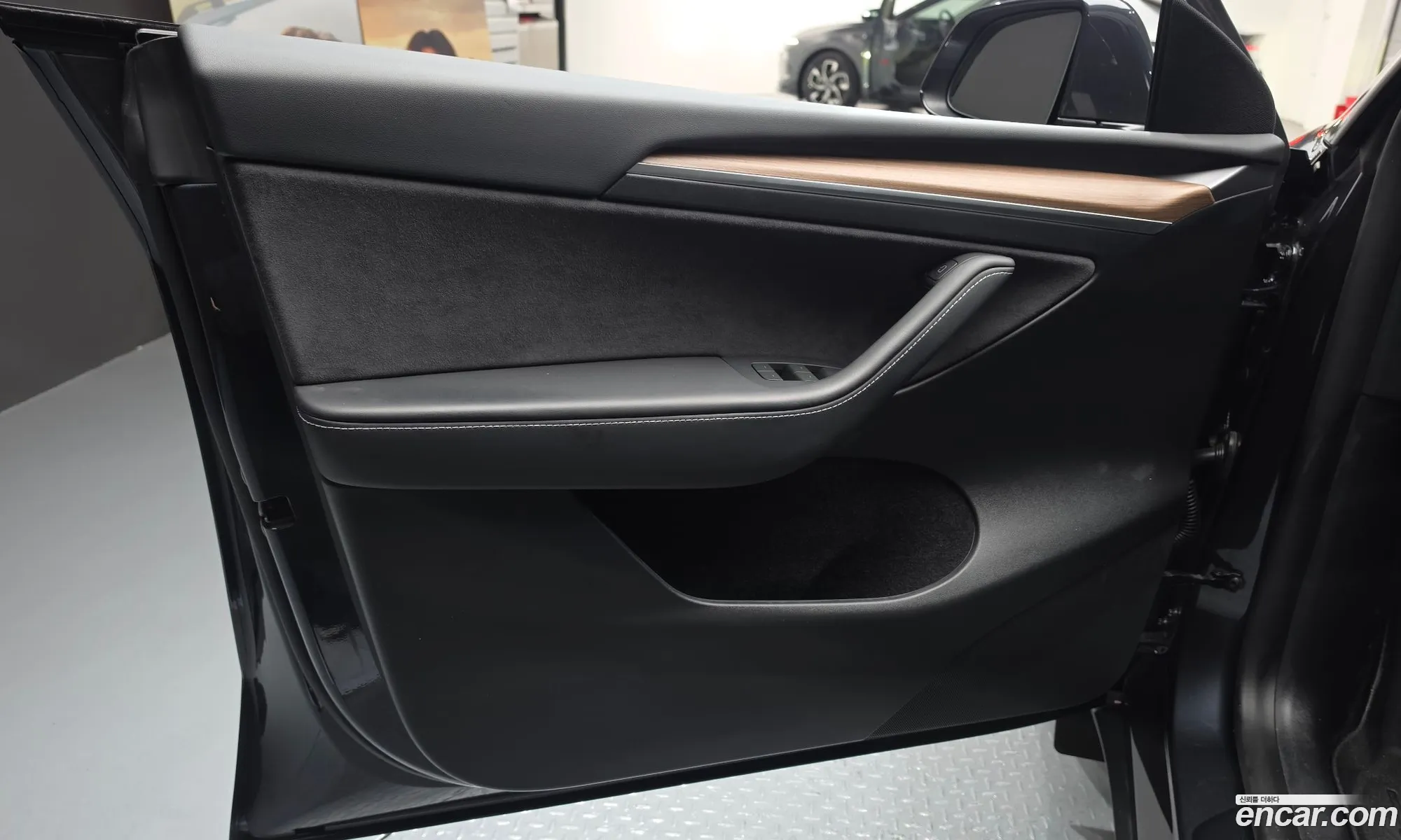 Tesla Model Y 2025 — 17