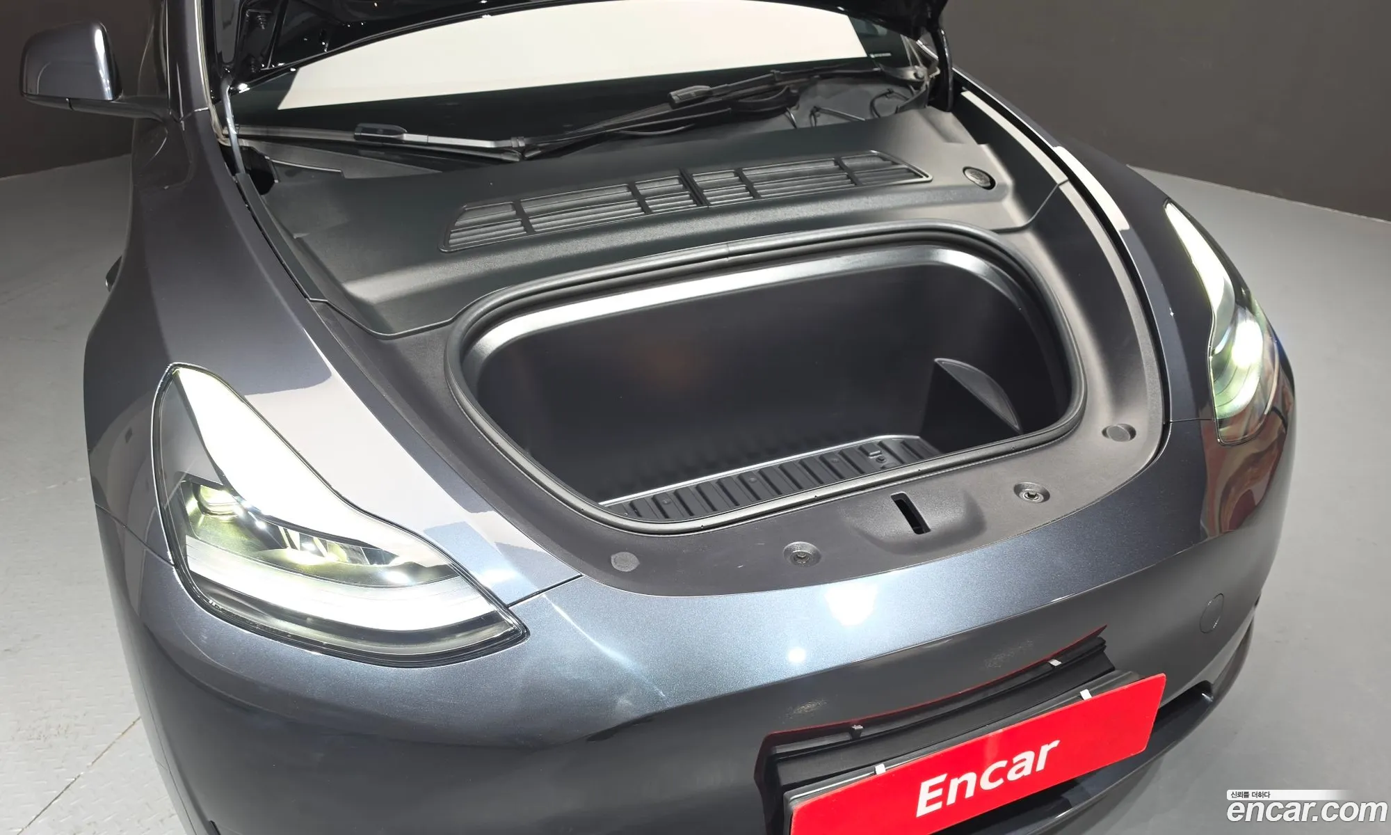 Tesla Model Y 2025 — 25