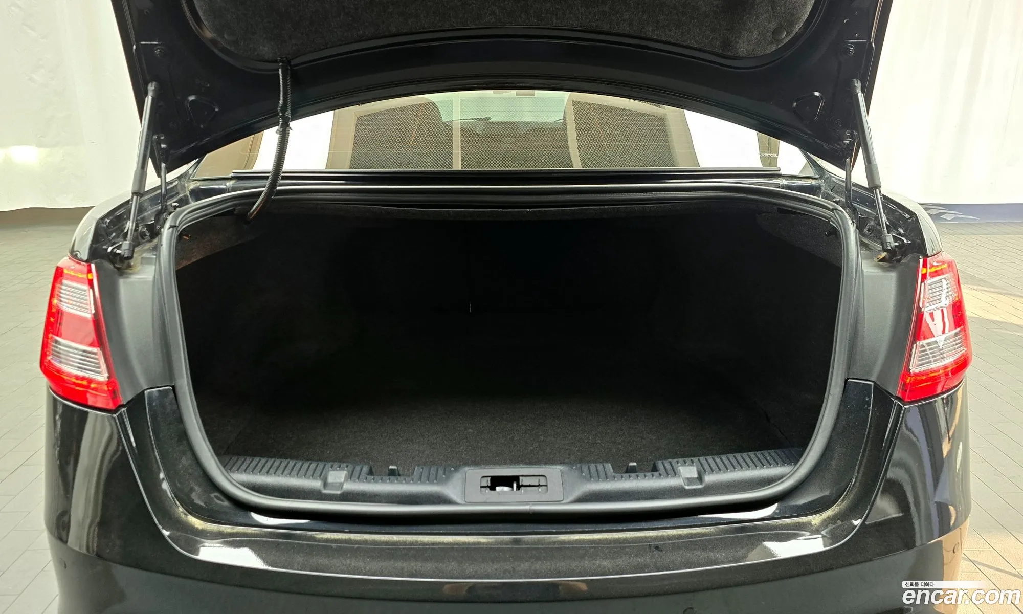 Ford Taurus 2017 1FAHP2F93HG106127 — 4