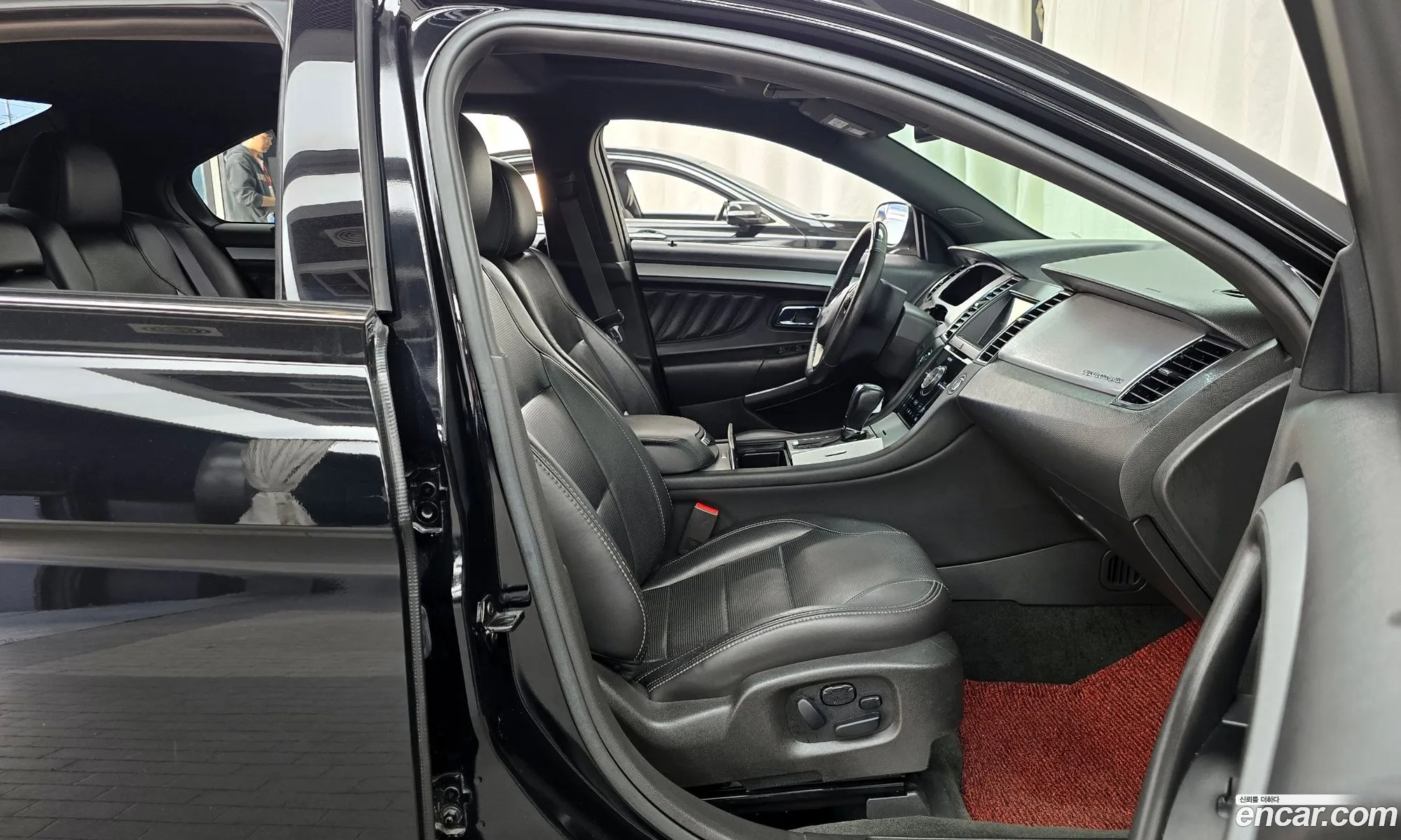 Ford Taurus 2017 1FAHP2F93HG106127 — 31