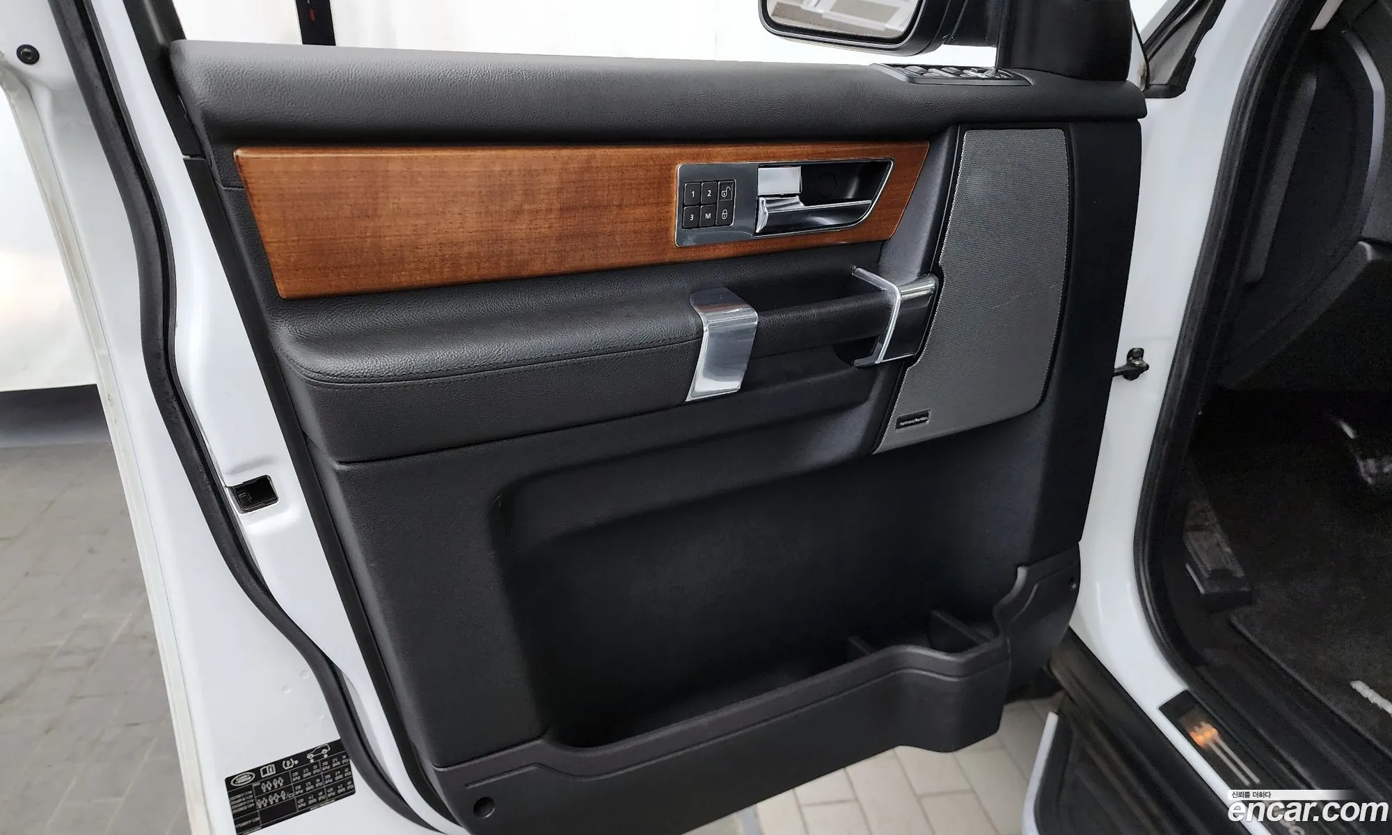 Land Rover Discovery 4 2013 SALLAAAG6DA675892 — 4