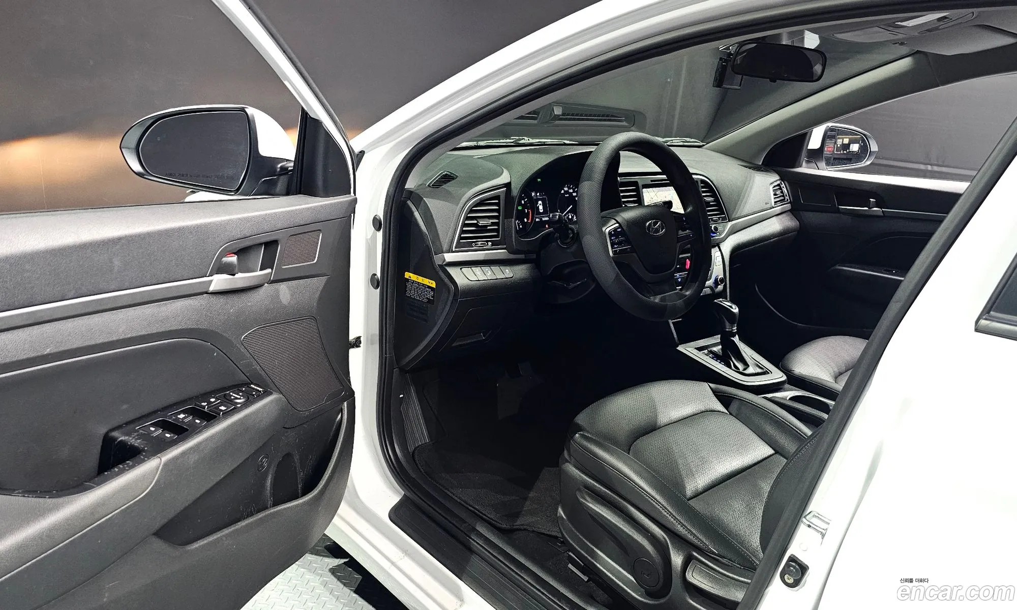 Hyundai Elantra AD 2017 — 24