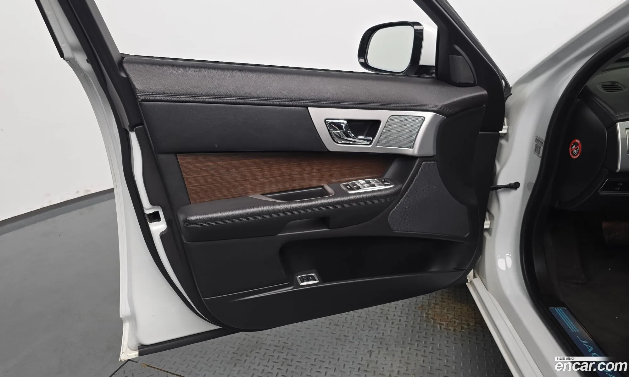 Jaguar XF 2014 — 35