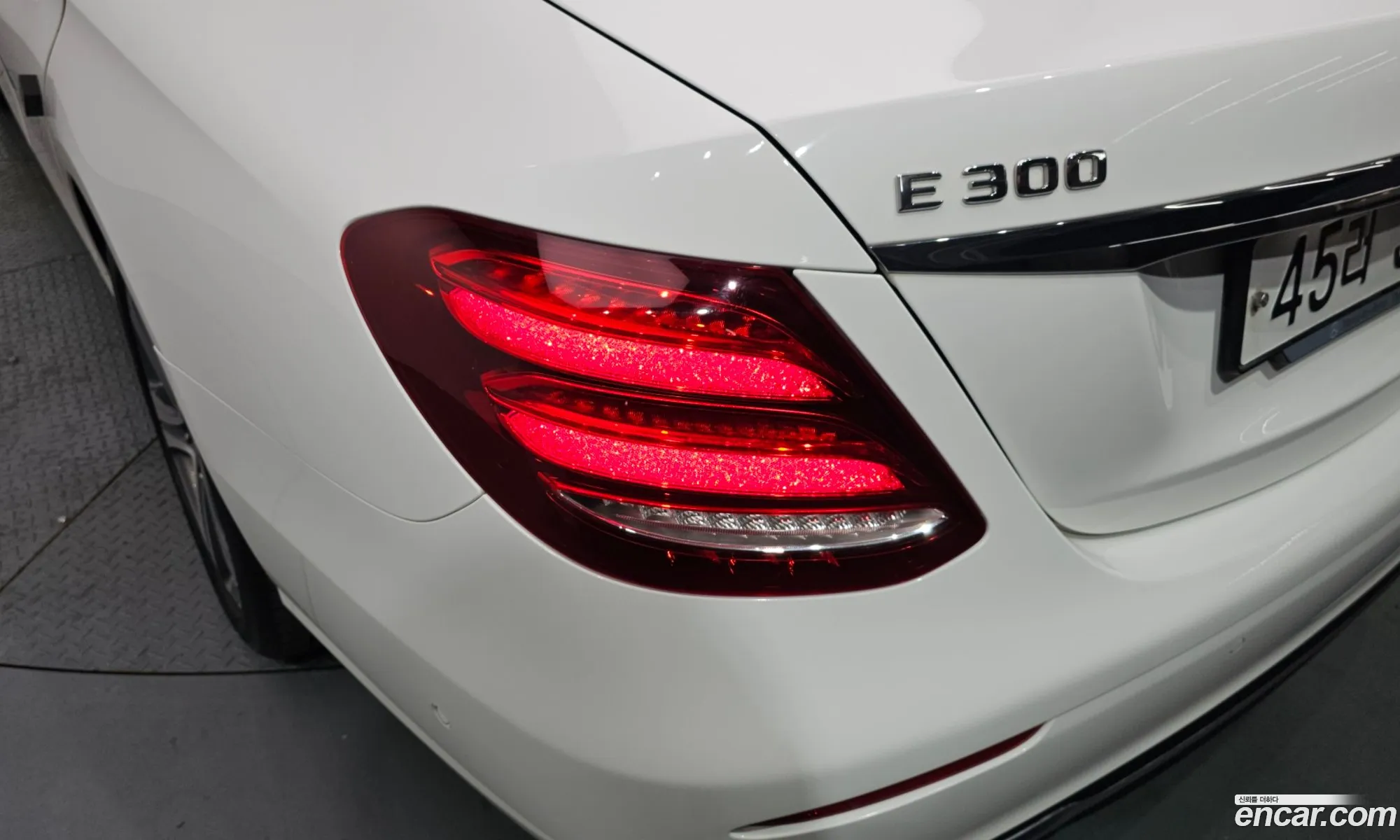 Mercedes-Benz E-Class W213 2018 WDDZF4JB3KA546470 — 23