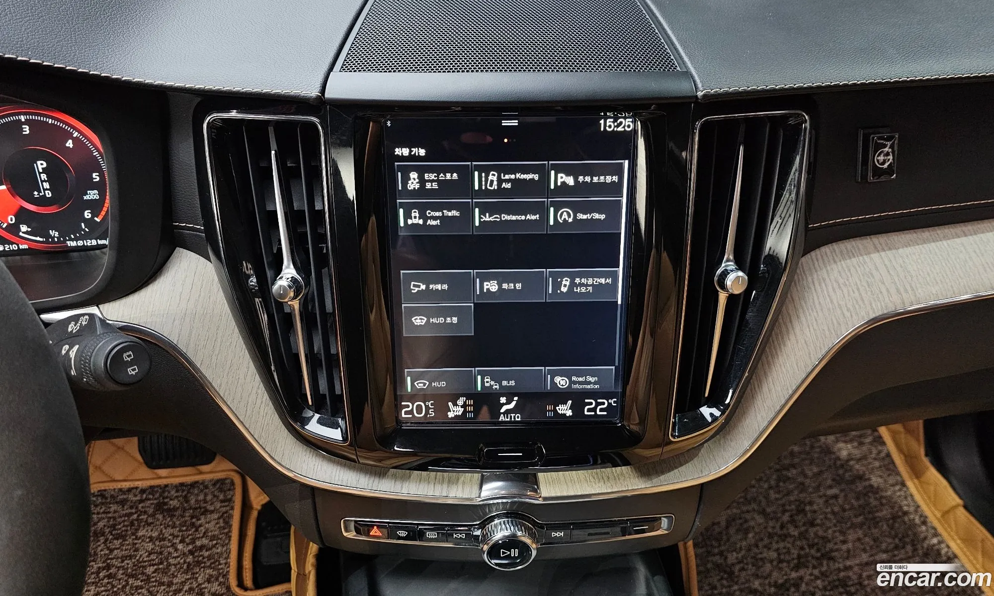 Volvo XC60 2017 YV1UZA8ACJ1014235 — 16