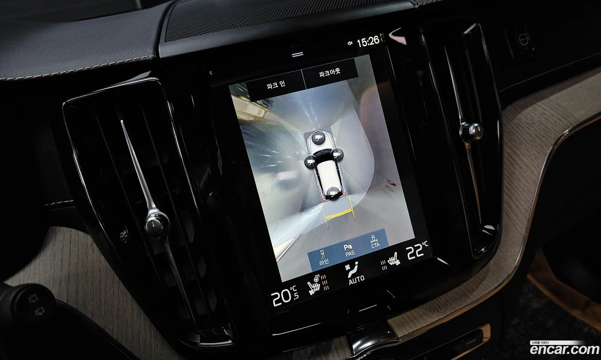 Volvo XC60 2017 YV1UZA8ACJ1014235 — 19