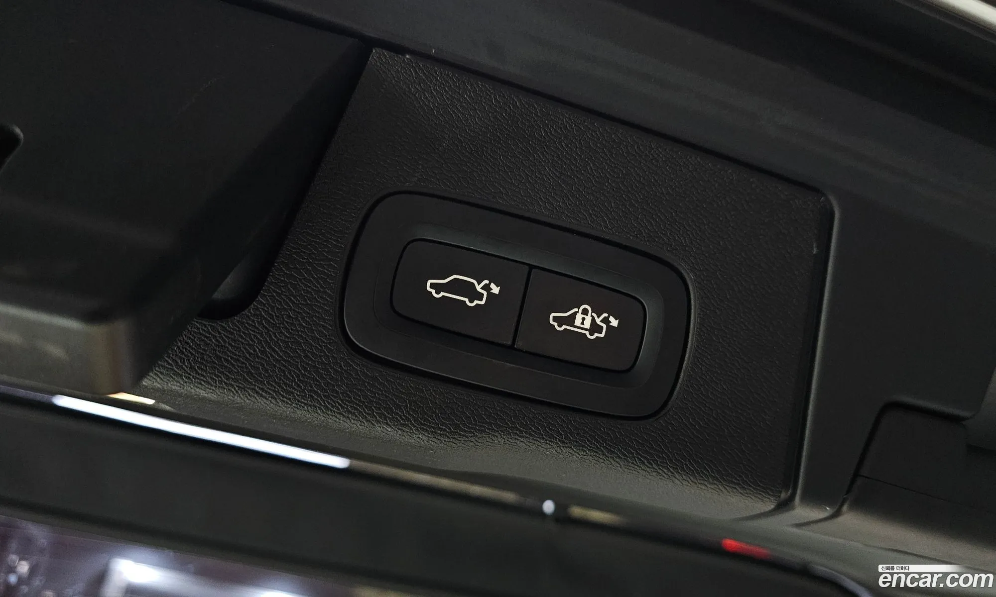 Volvo XC60 2017 YV1UZA8ACJ1014235 — 12