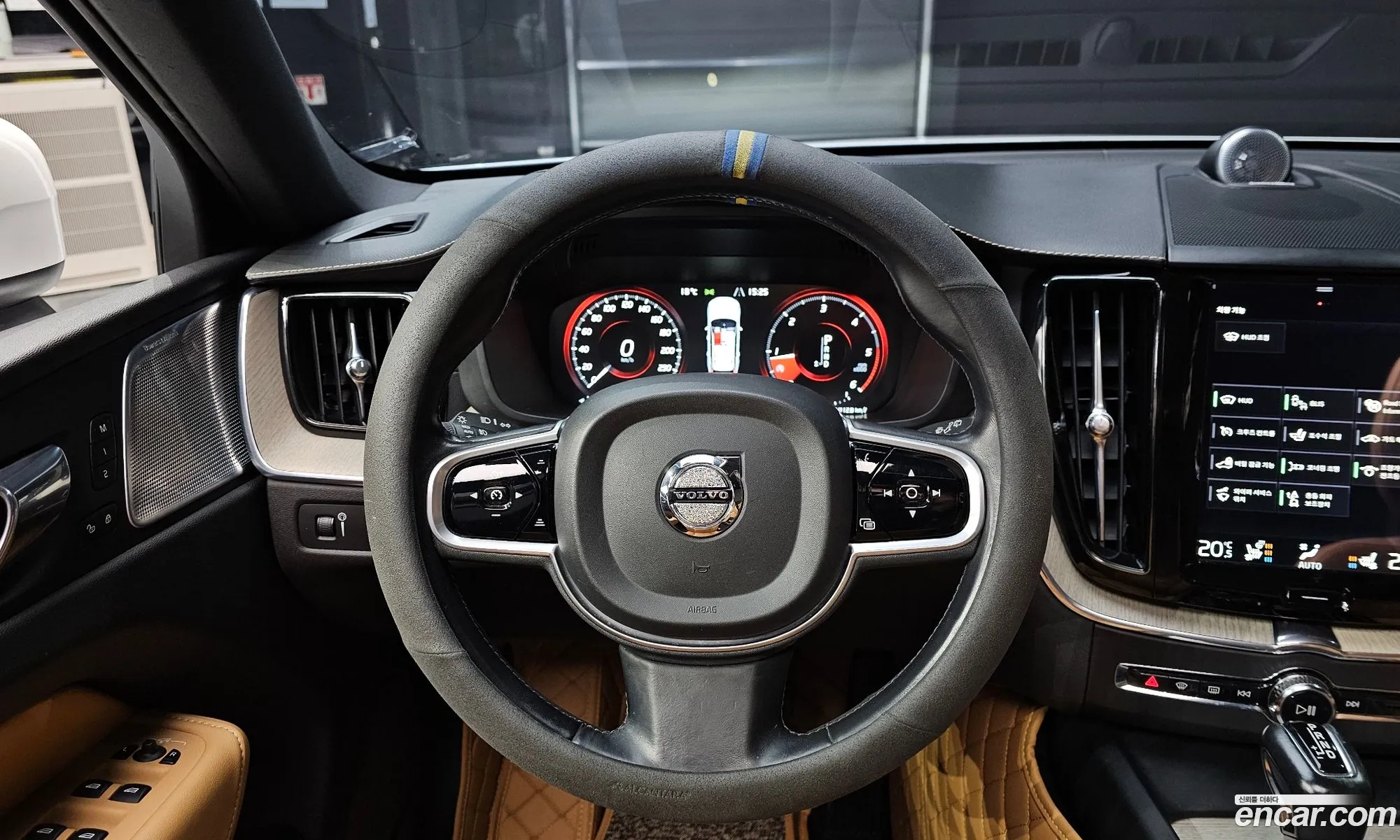 Volvo XC60 2017 YV1UZA8ACJ1014235 — 18