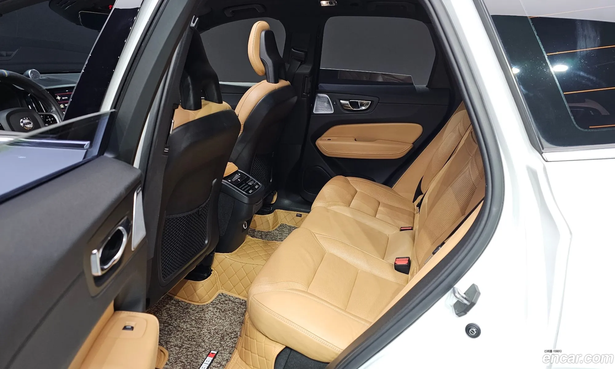 Volvo XC60 2017 YV1UZA8ACJ1014235 — 6