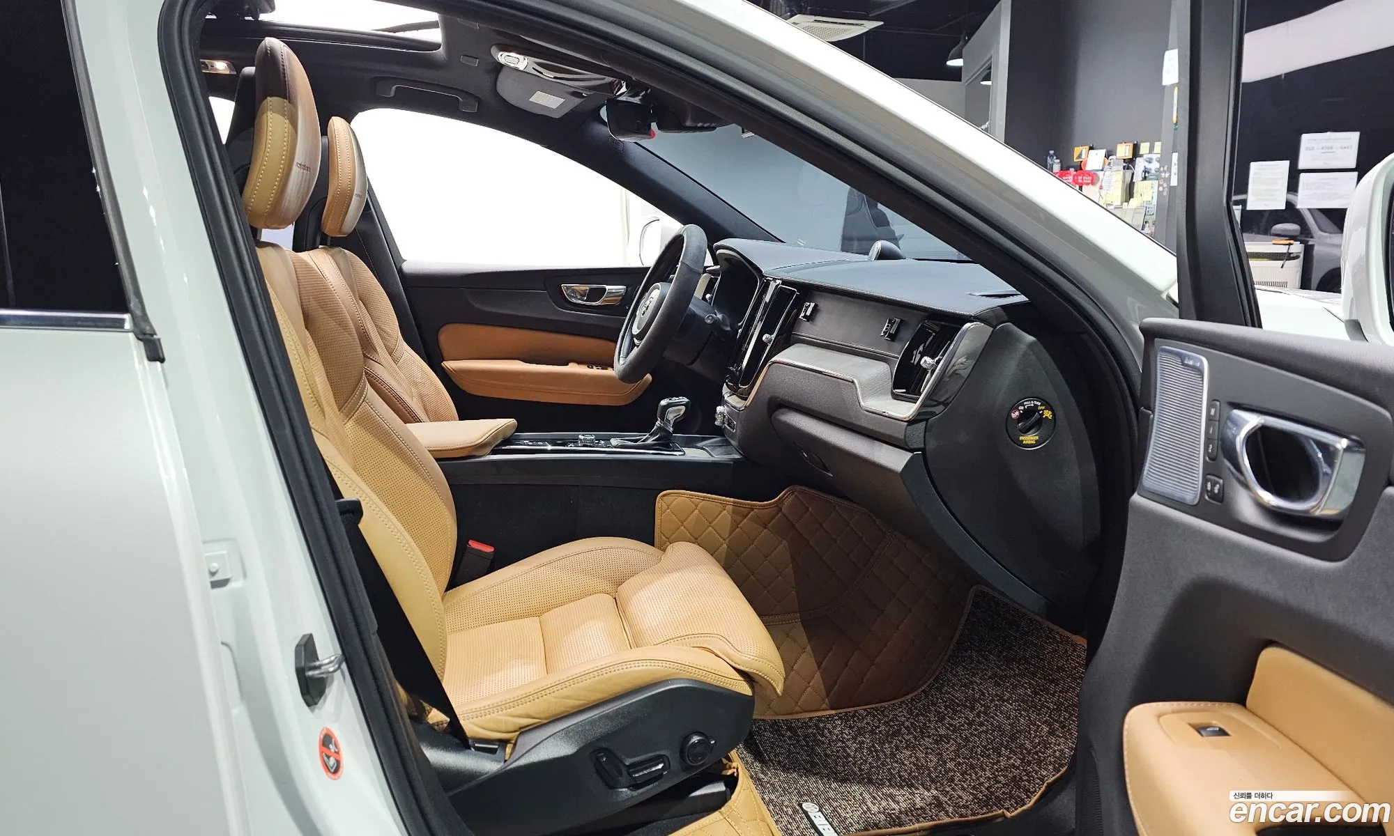 Volvo XC60 2017 YV1UZA8ACJ1014235 — 9