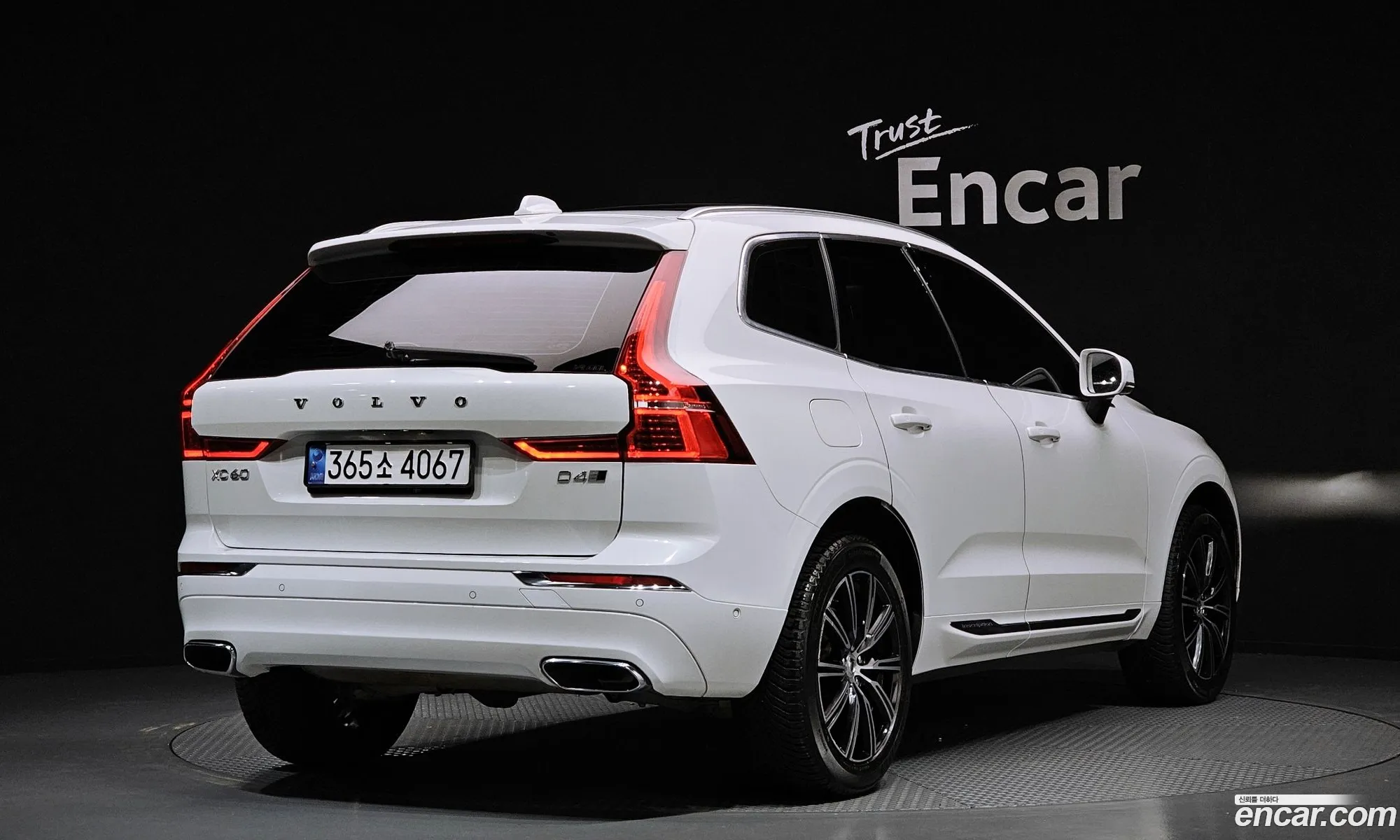Volvo XC60 2017 YV1UZA8ACJ1014235 — 17