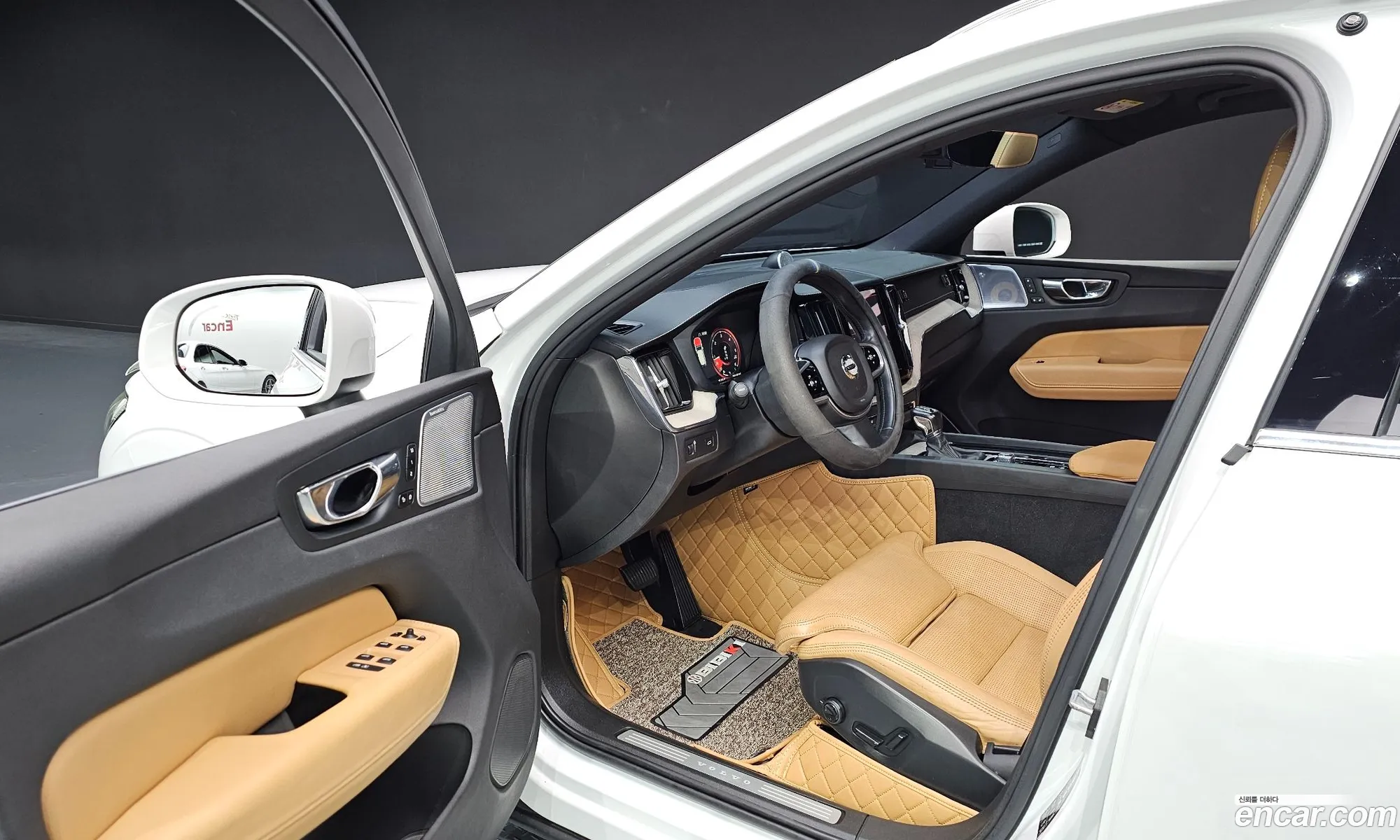 Volvo XC60 2017 YV1UZA8ACJ1014235 — 10