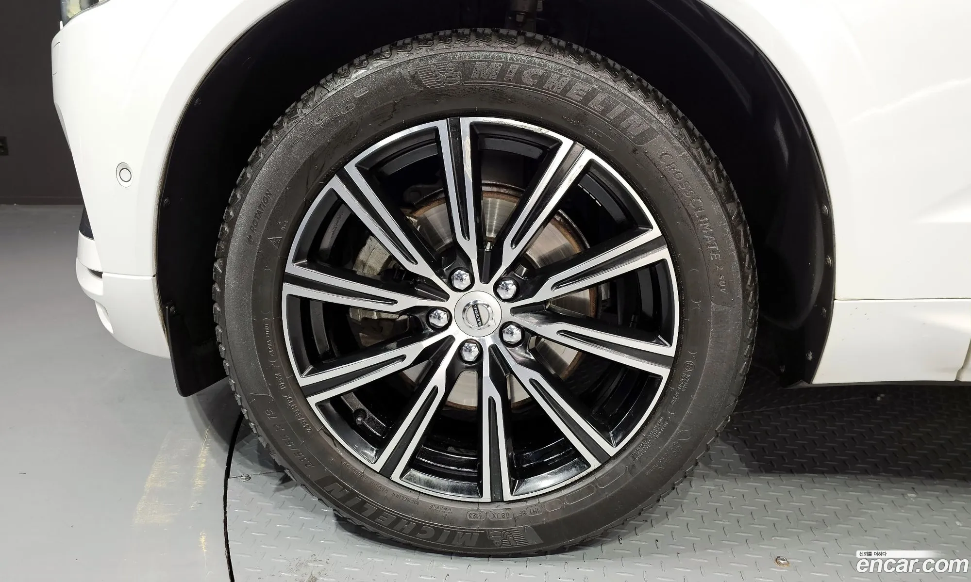 Volvo XC60 2017 YV1UZA8ACJ1014235 — 3