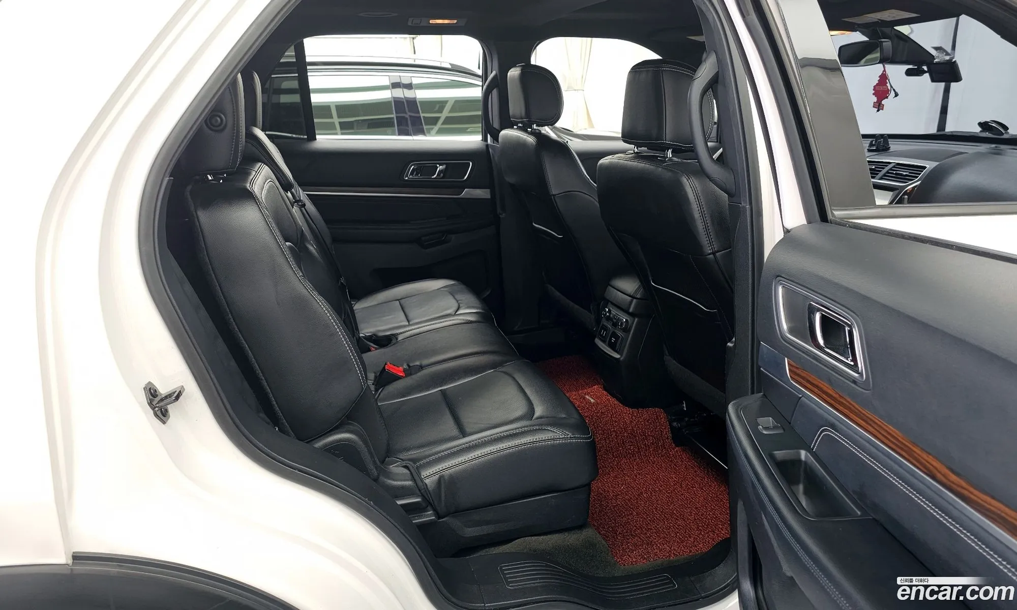 Ford Explorer 2017 1FM5K8FH4HGD32422 — 28