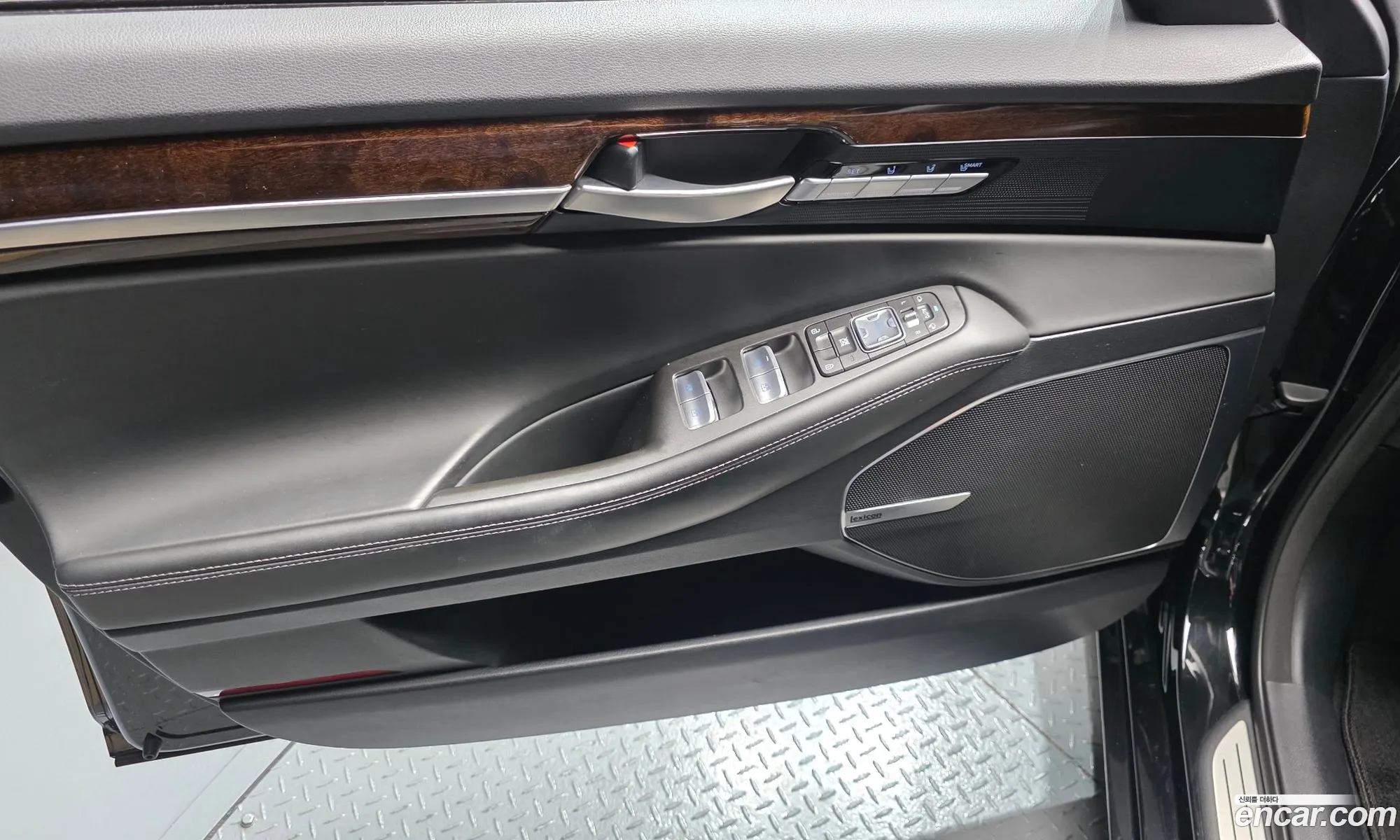 Genesis EQ900 2016 — 2