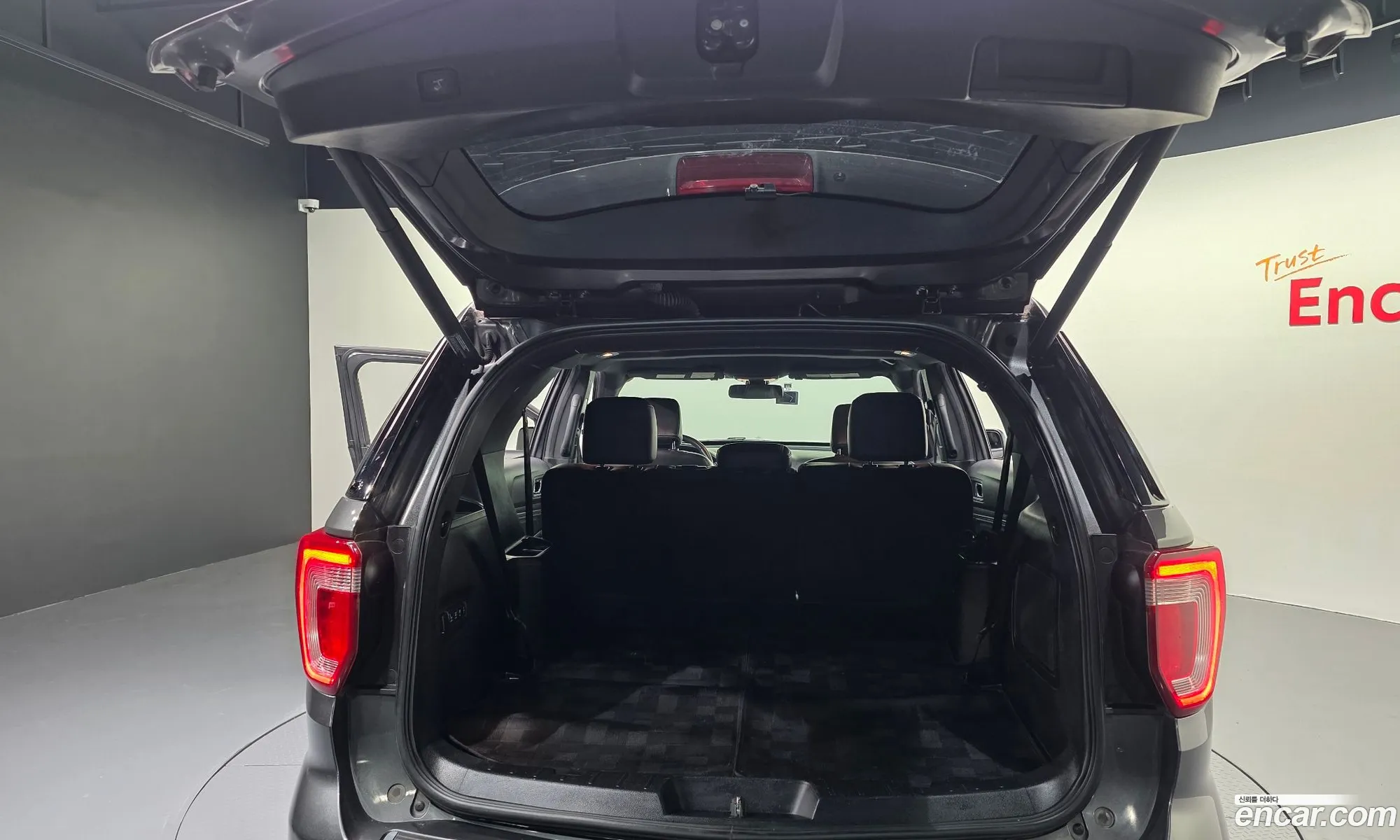 Ford Explorer 2018 1FM5K8F88JGA09884 — 18