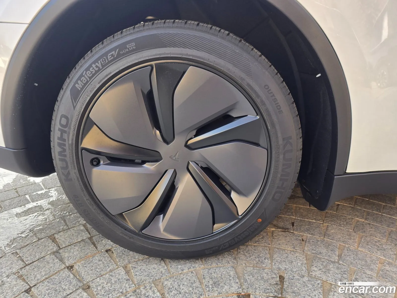 Tesla Model Y 2025 — 9