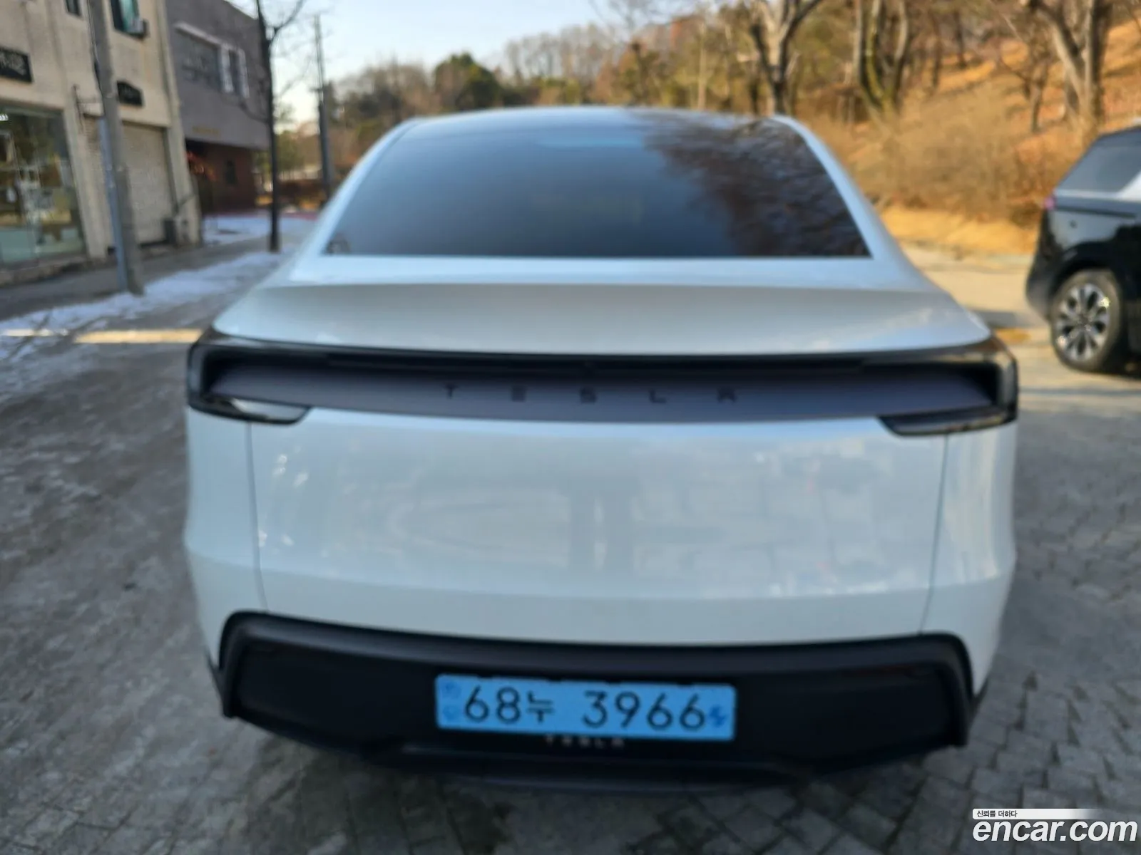 Tesla Model Y 2025 — 2