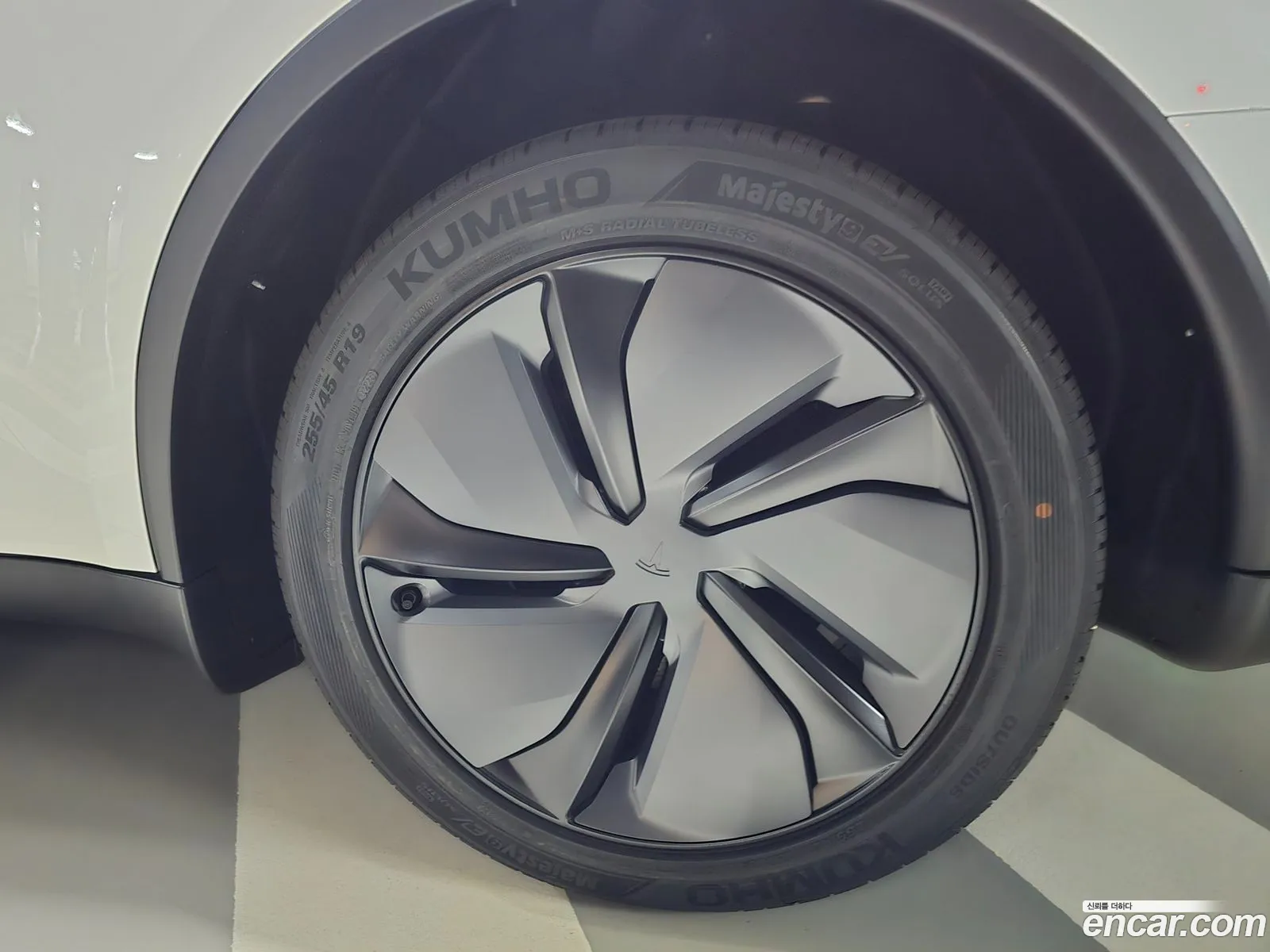 Tesla Model Y 2025 — 11