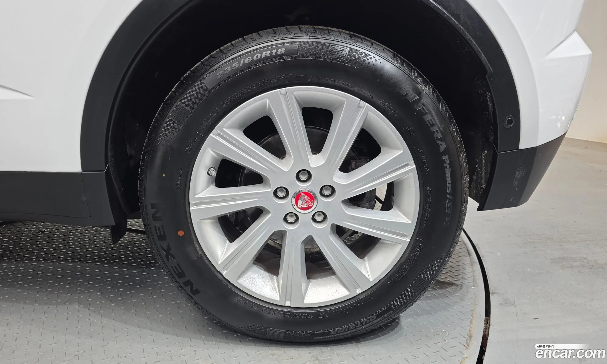 Jaguar E-Pace 2018 SADFA2BX0J1Z33300 — 8