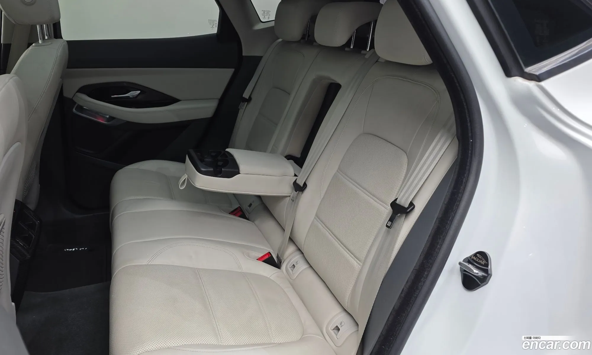 Jaguar E-Pace 2018 SADFA2BX0J1Z33300 — 19