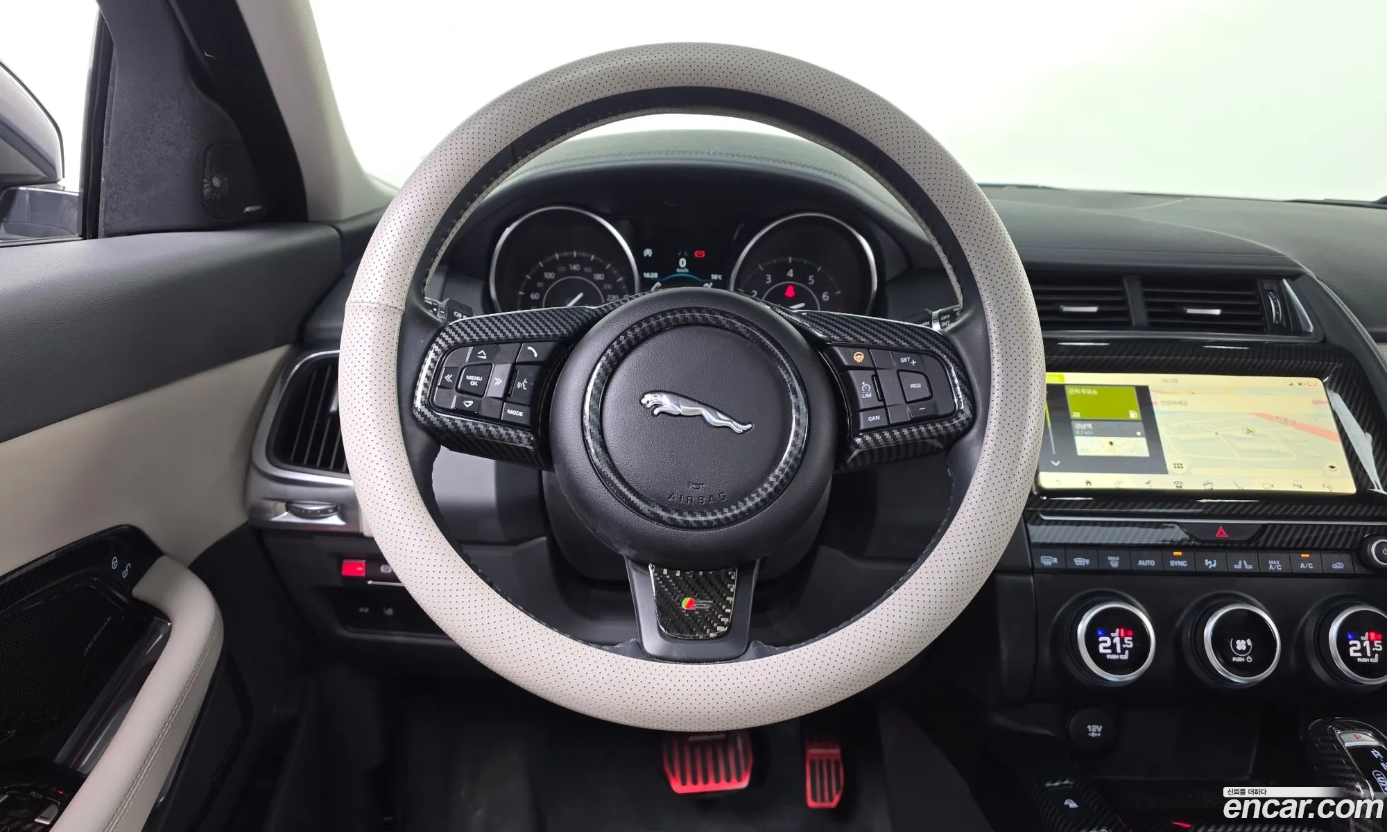 Jaguar E-Pace 2018 SADFA2BX0J1Z33300 — 26