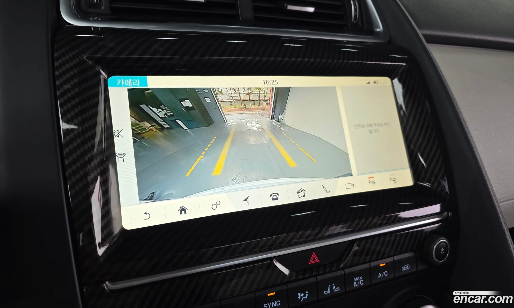 Jaguar E-Pace 2018 SADFA2BX0J1Z33300 — 11