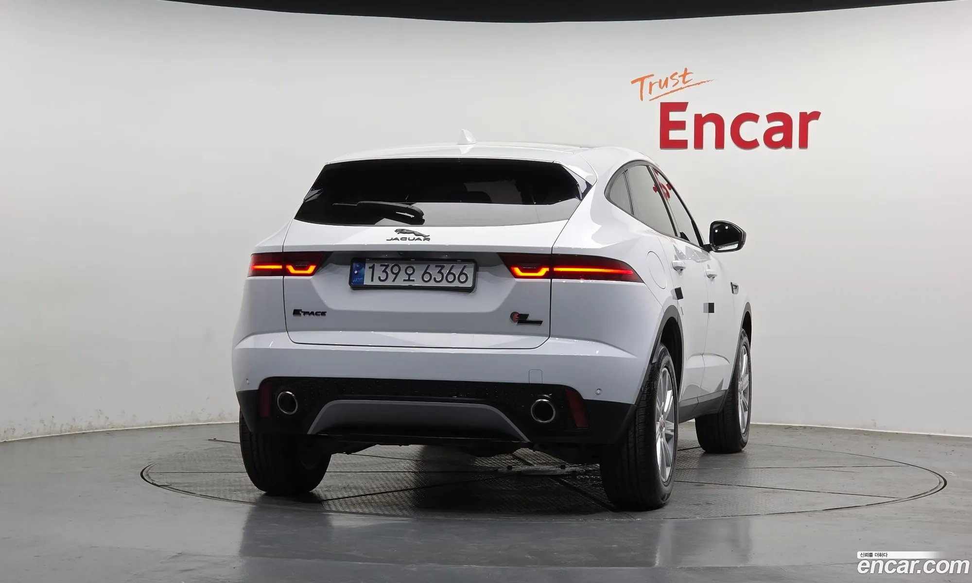 Jaguar E-Pace 2018 SADFA2BX0J1Z33300 — 29