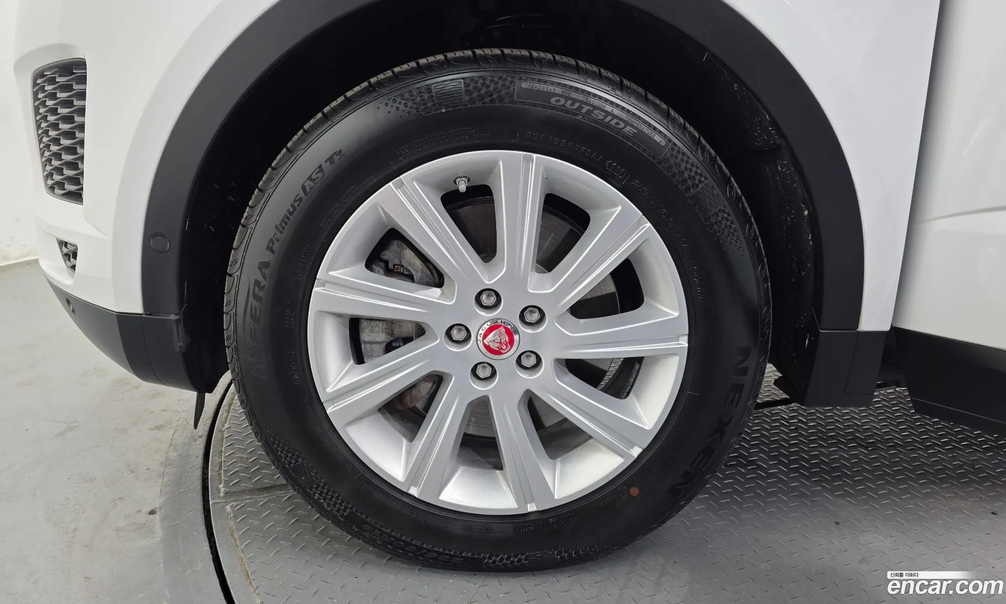 Jaguar E-Pace 2018 SADFA2BX0J1Z33300 — 6
