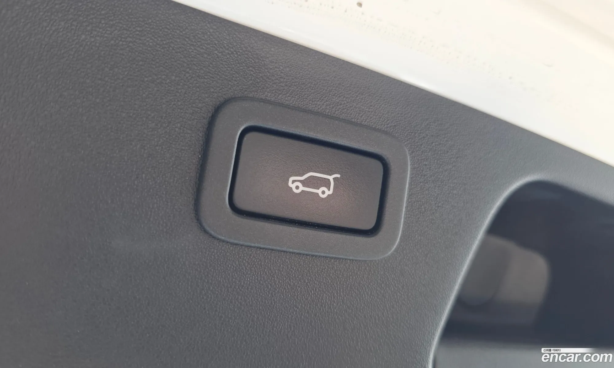 Jaguar E-Pace 2018 SADFA2BX0J1Z33300 — 31
