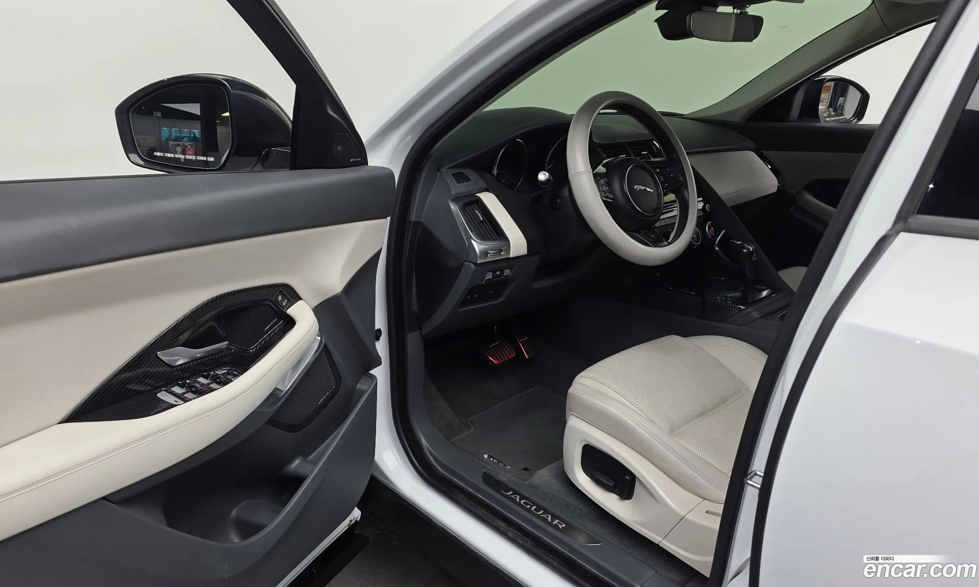 Jaguar E-Pace 2018 SADFA2BX0J1Z33300 — 28