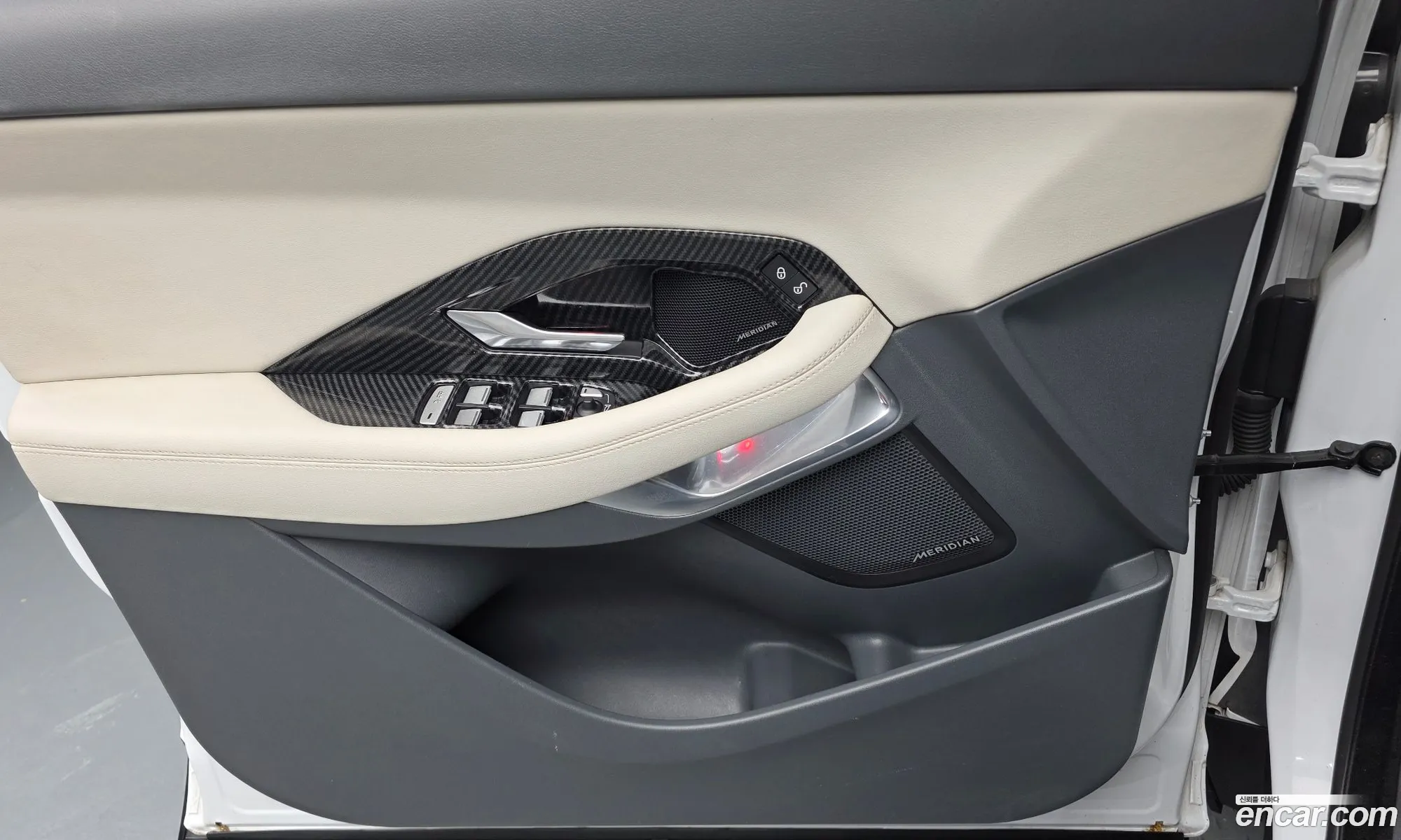 Jaguar E-Pace 2018 SADFA2BX0J1Z33300 — 9