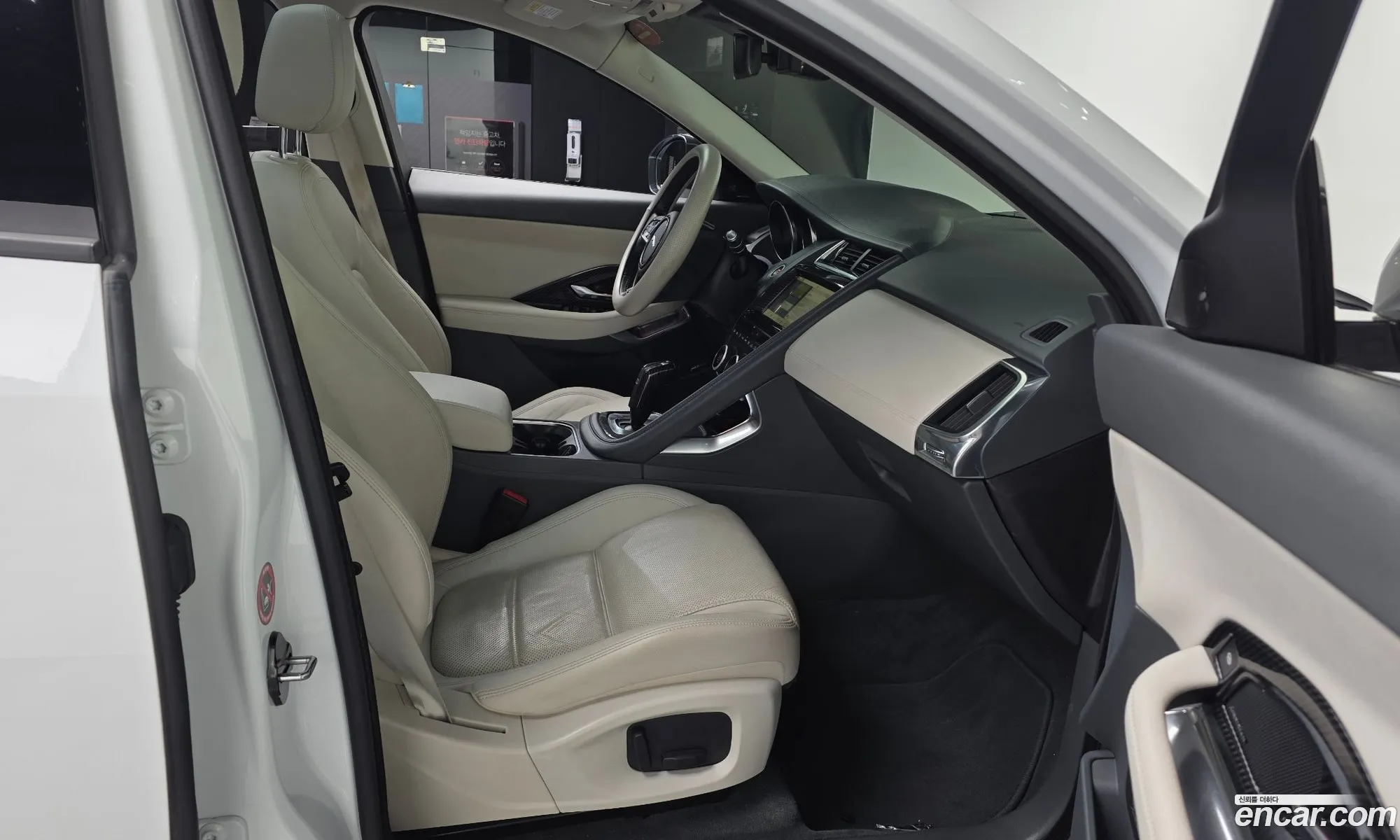 Jaguar E-Pace 2018 SADFA2BX0J1Z33300 — 24