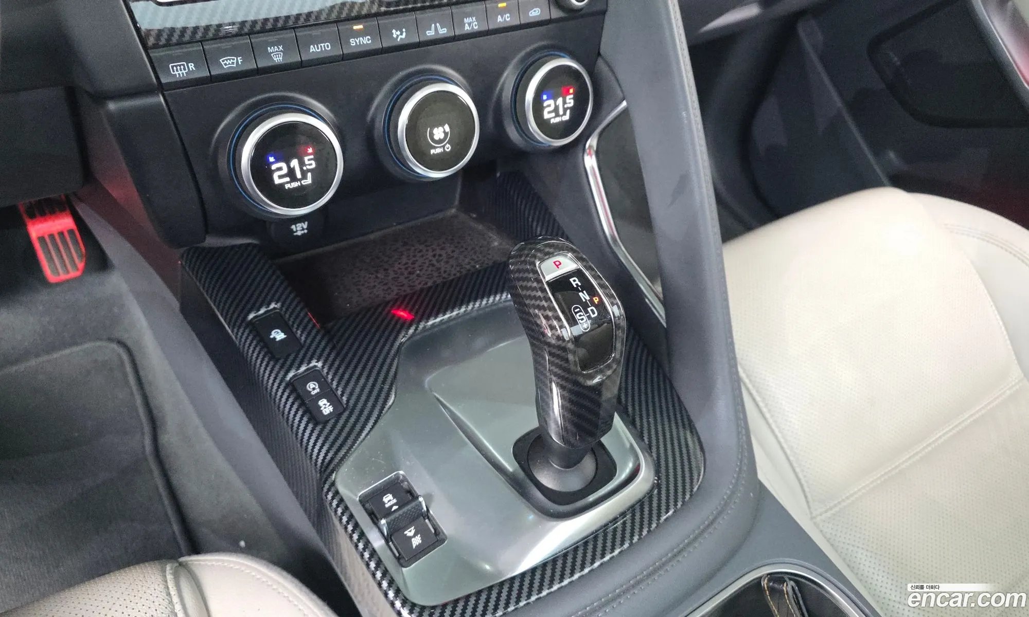 Jaguar E-Pace 2018 SADFA2BX0J1Z33300 — 18