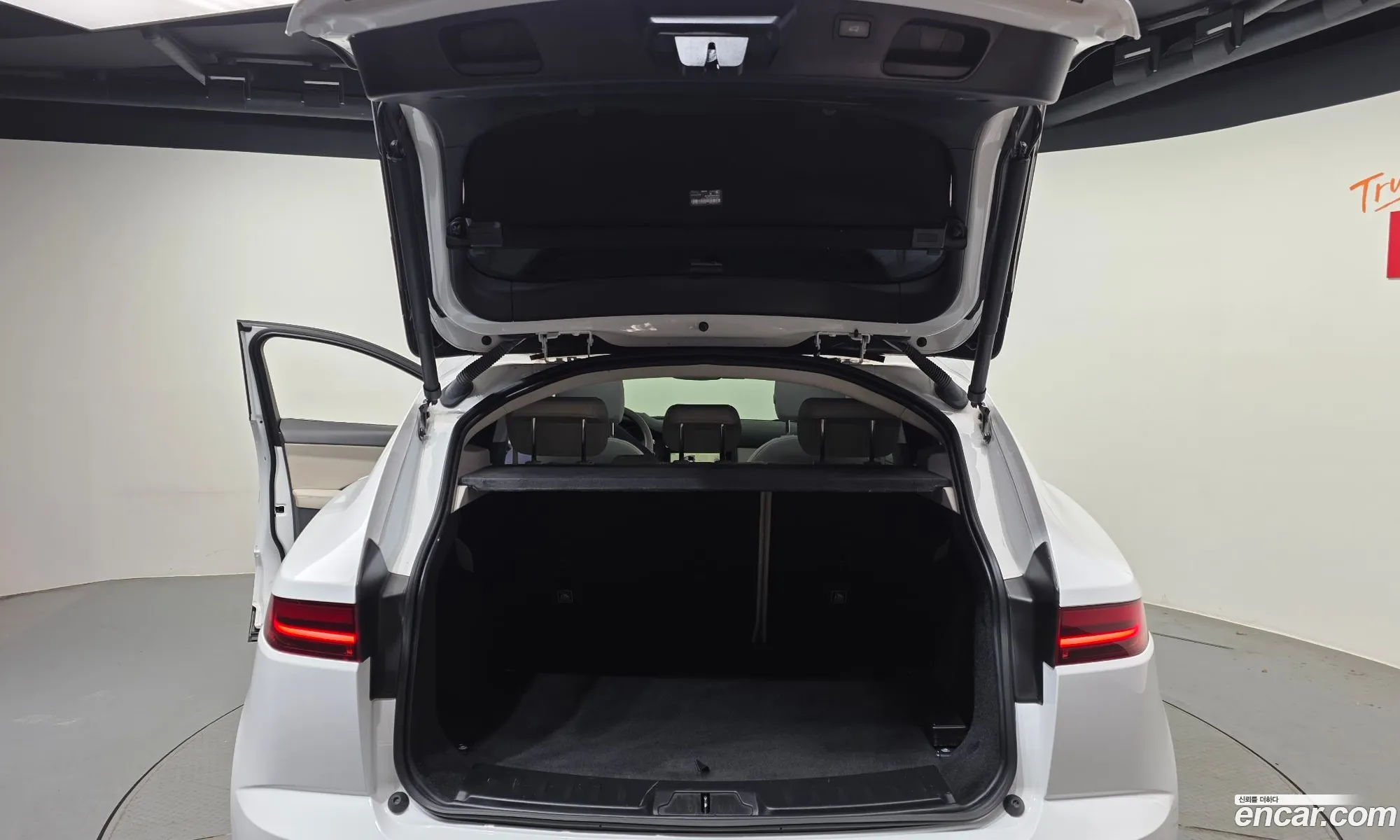 Jaguar E-Pace 2018 SADFA2BX0J1Z33300 — 20