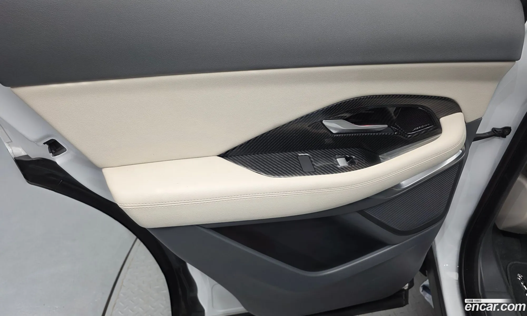 Jaguar E-Pace 2018 SADFA2BX0J1Z33300 — 14