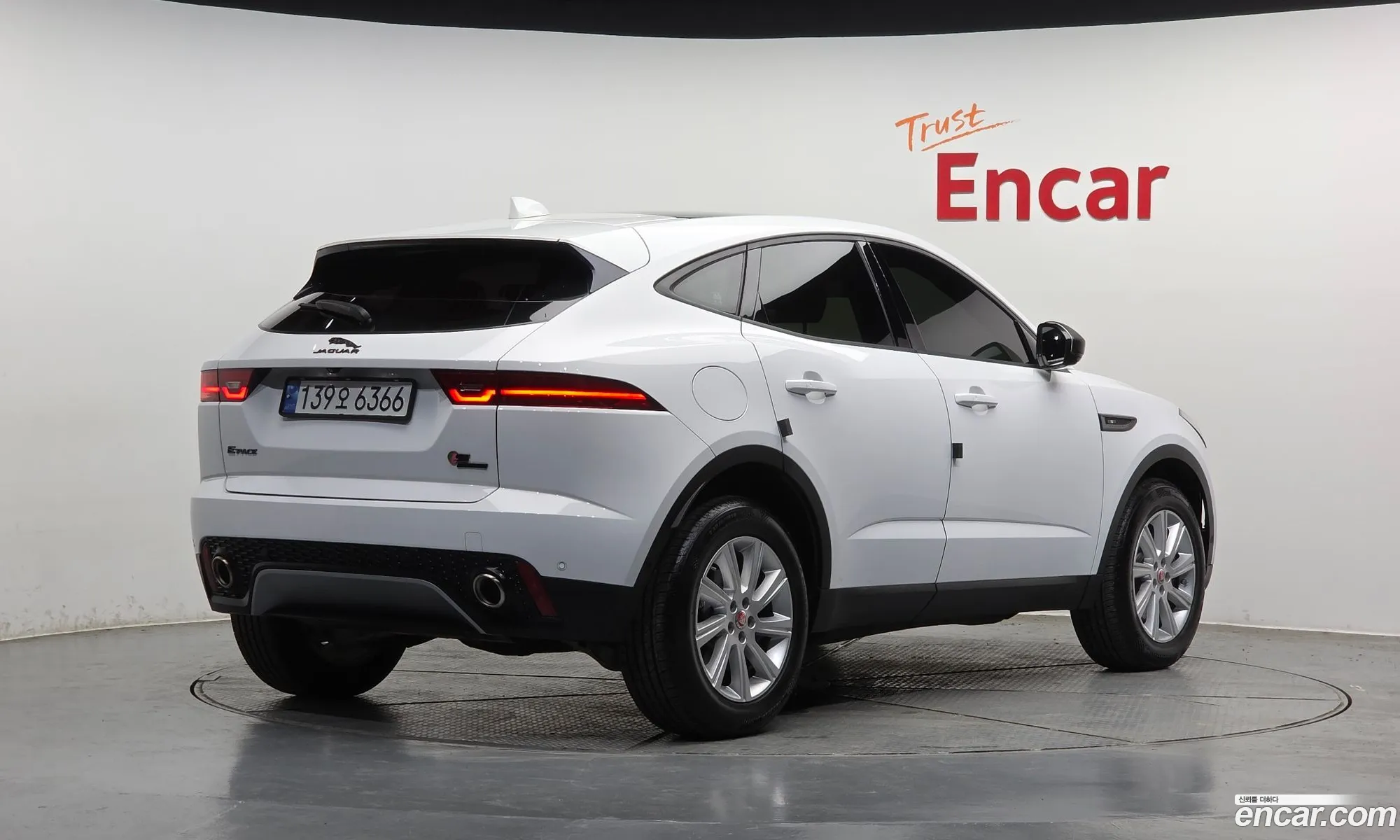 Jaguar E-Pace 2018 SADFA2BX0J1Z33300 — 15