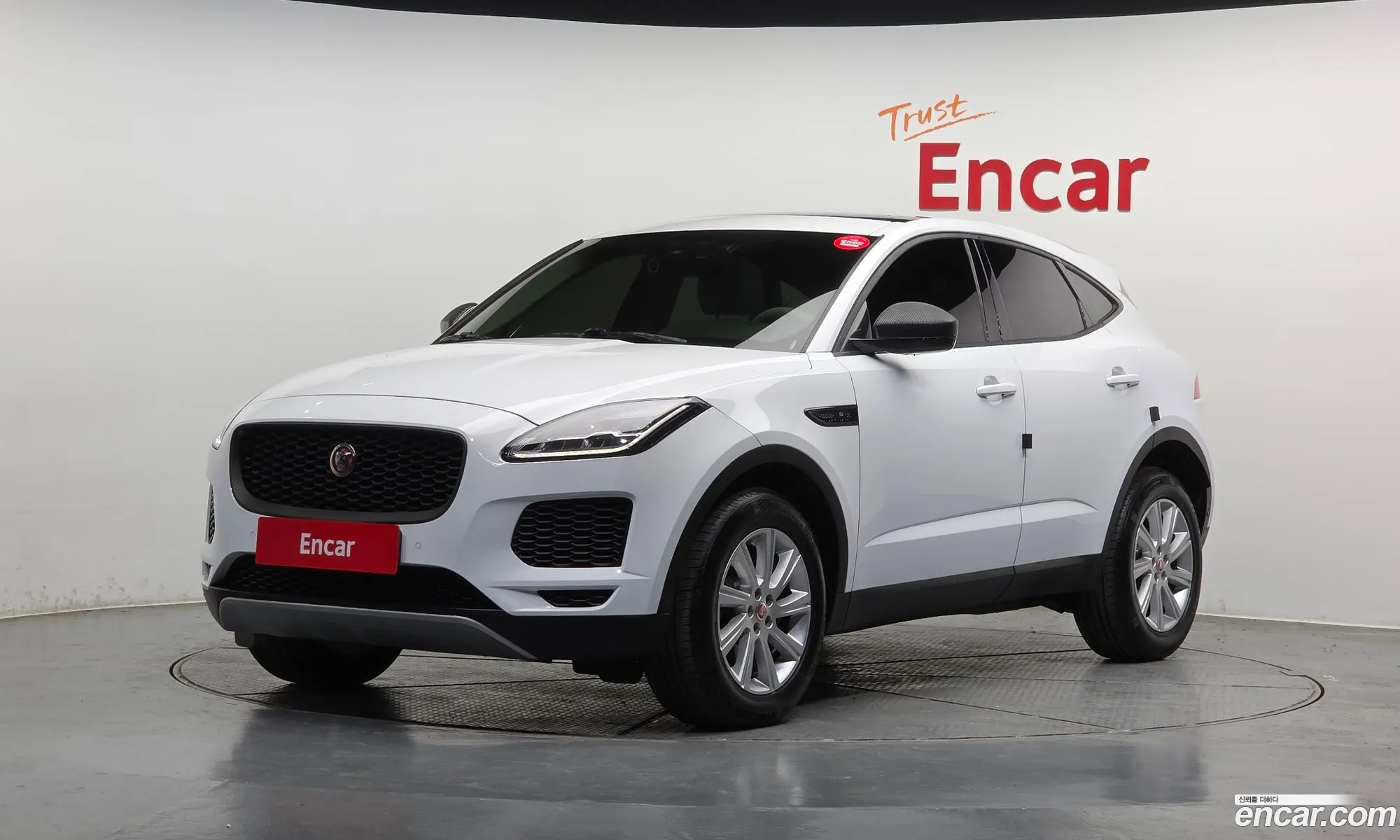 Jaguar E-Pace 2018 SADFA2BX0J1Z33300 — 32