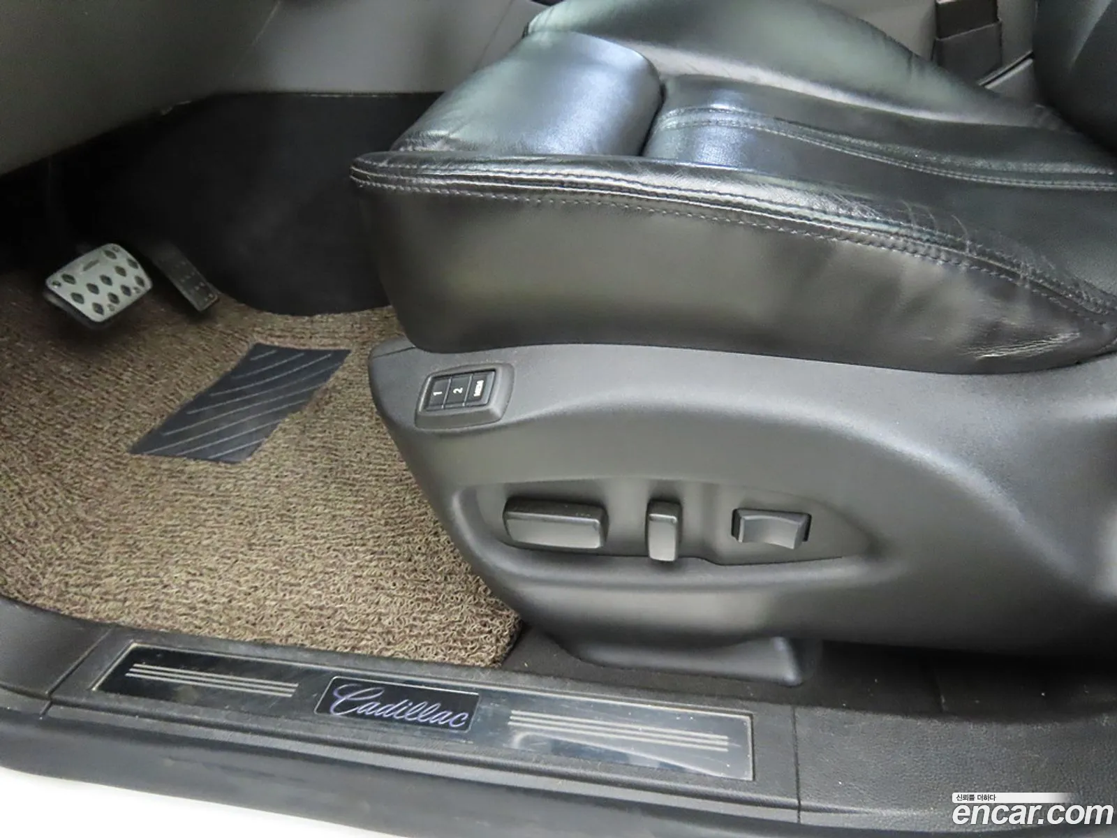 Cadillac SRX 2011 — 16