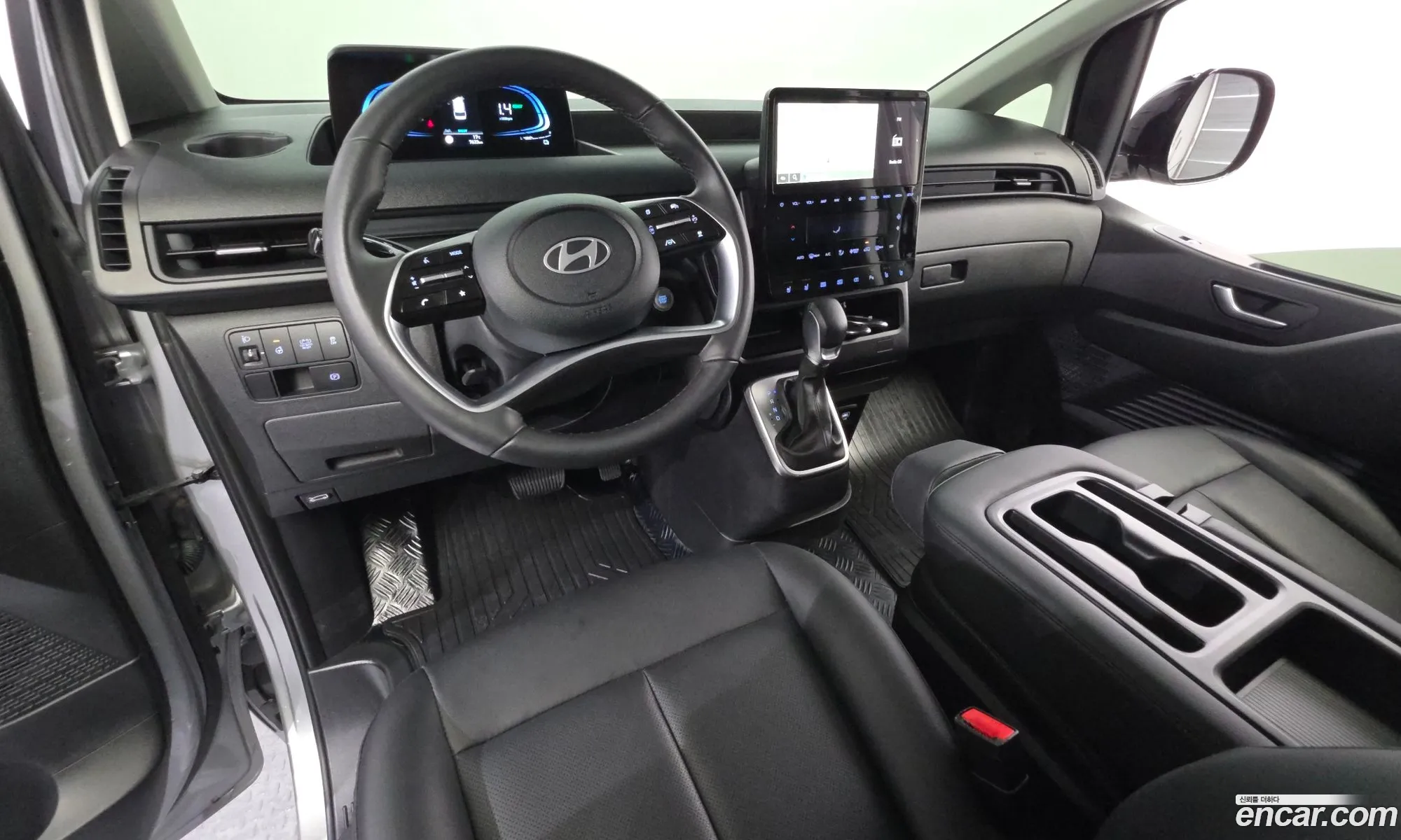Hyundai Staria 2025 — 8
