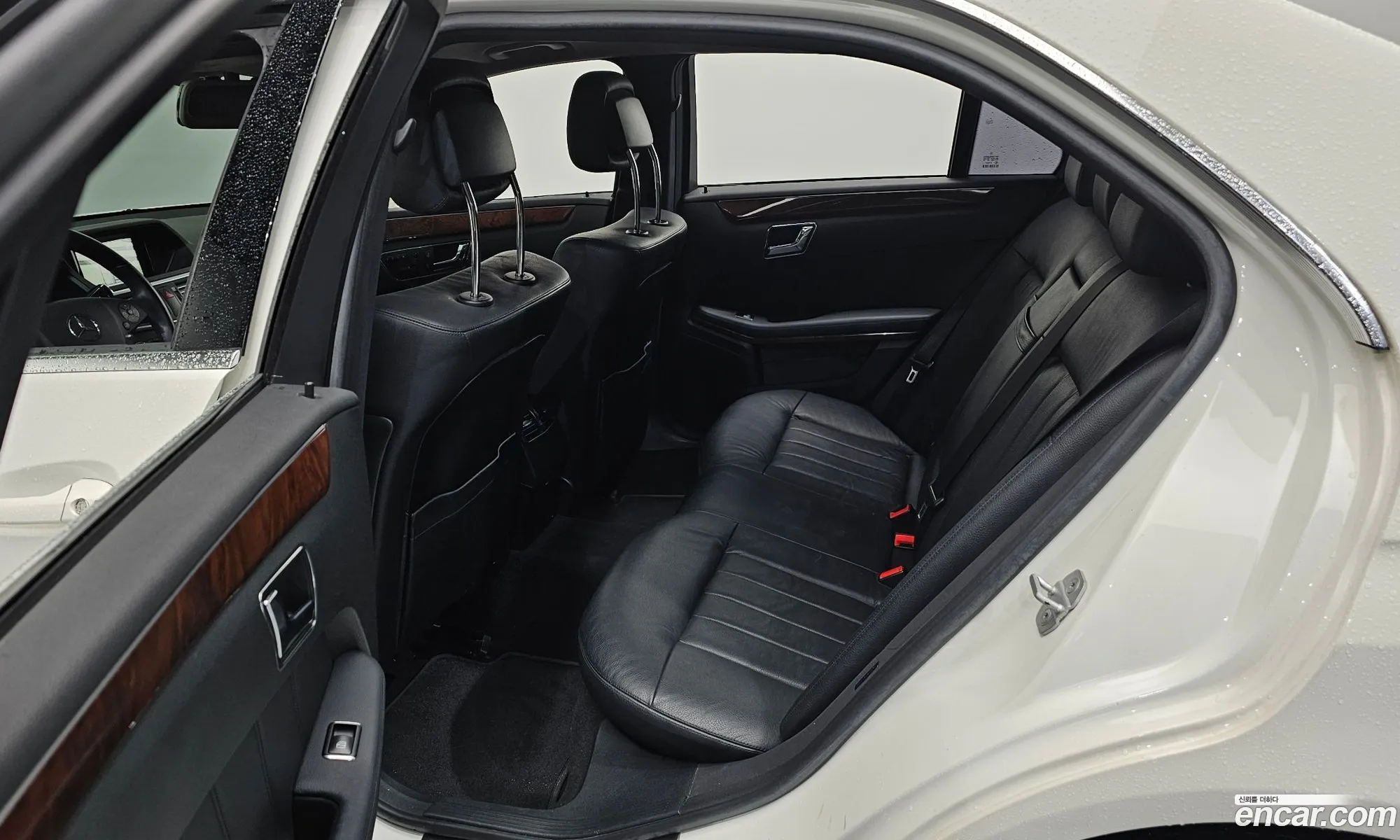 Mercedes-Benz E-Class W212 2011 WDDHF5DB8BA471343 — 17
