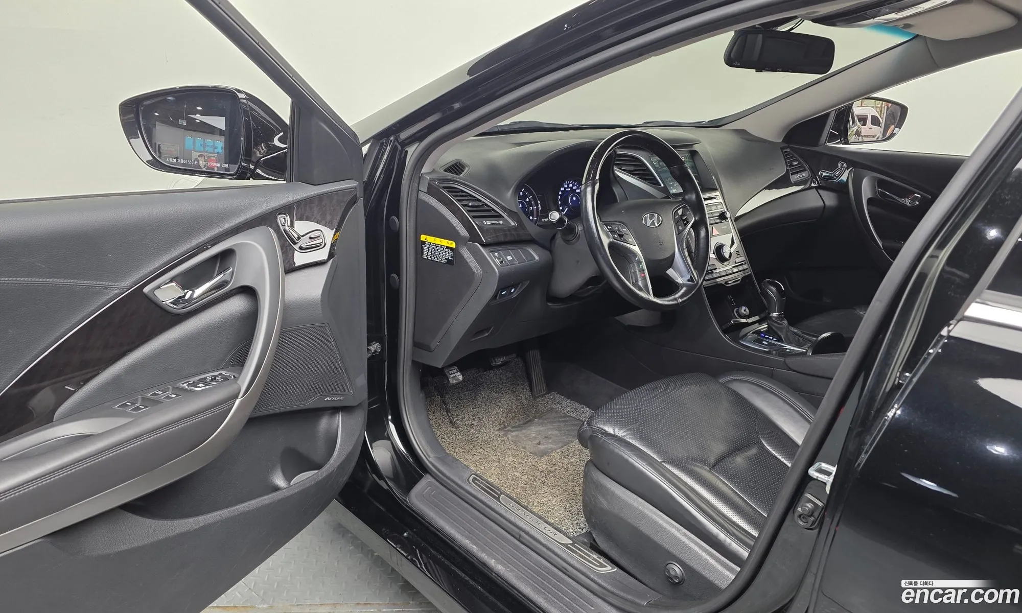 Hyundai Grandeur HG 2015 — 17