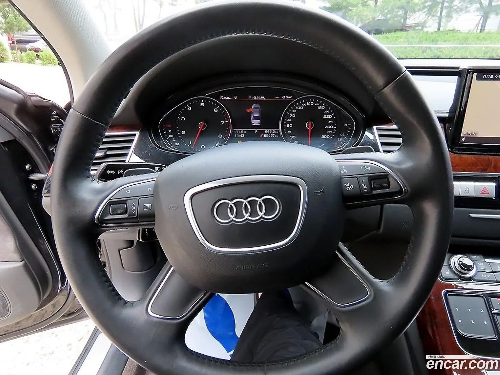 Audi A8 2011 — 17