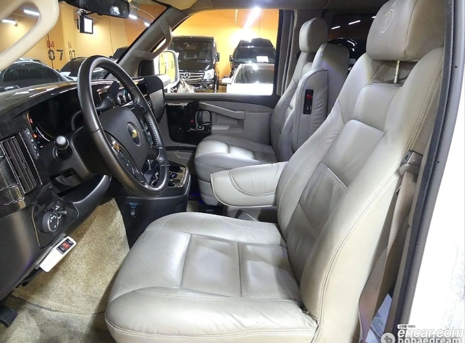 Chevrolet Express Van 2021 — 18
