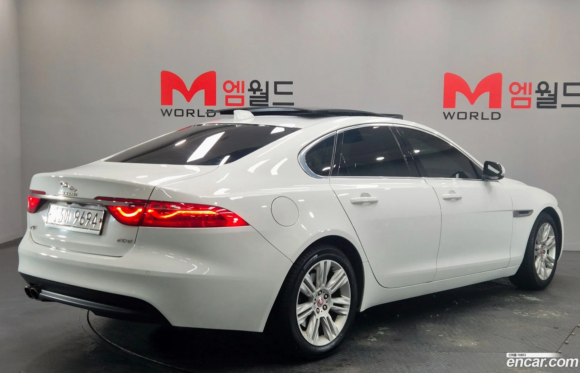 Jaguar XF 2017 — 12