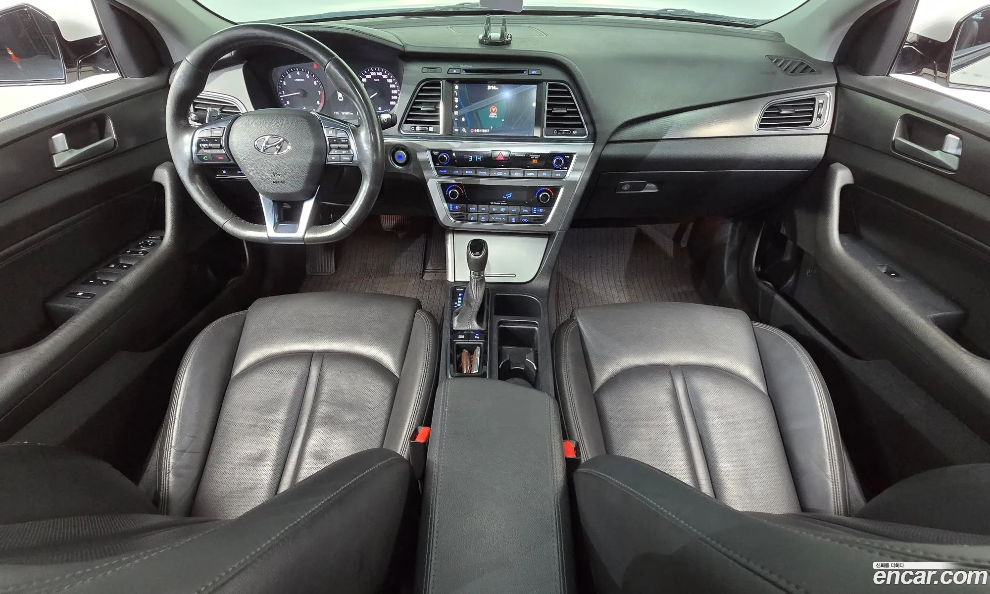 Hyundai LF Sonata 2016 — 28