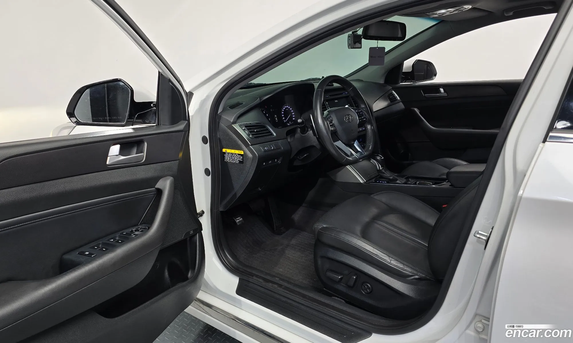Hyundai LF Sonata 2016 — 19
