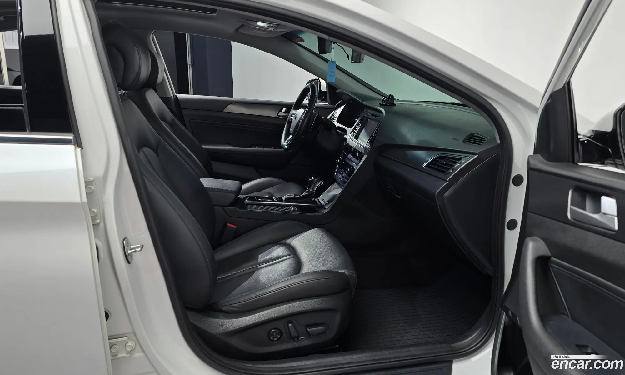 Hyundai LF Sonata 2016 — 21