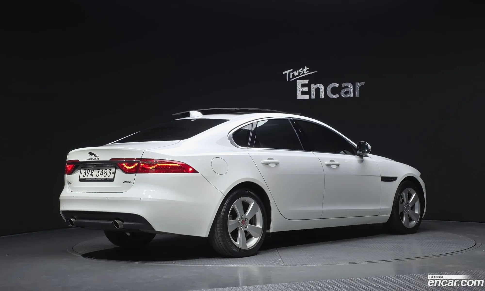 Jaguar XF 2018 — 28