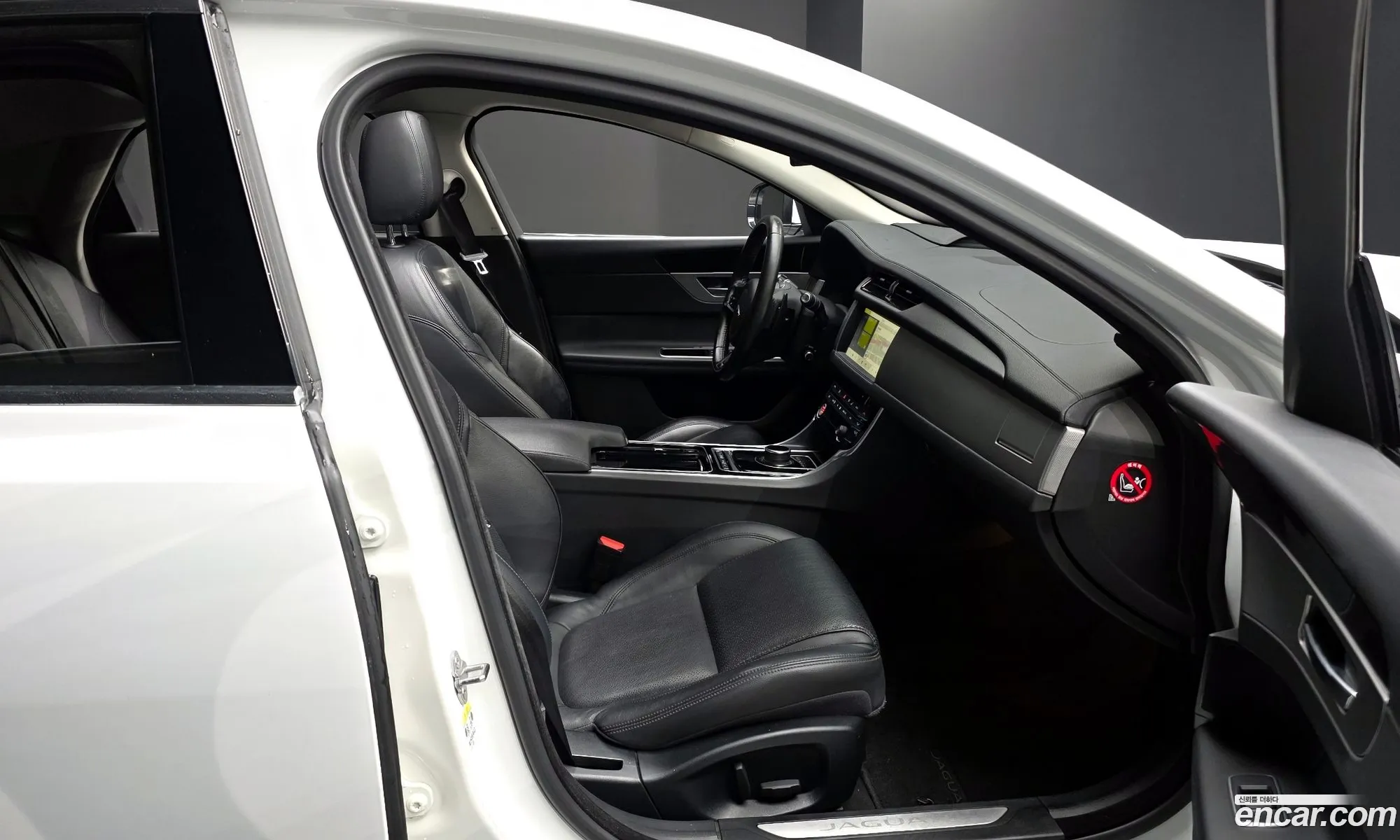 Jaguar XF 2018 — 37